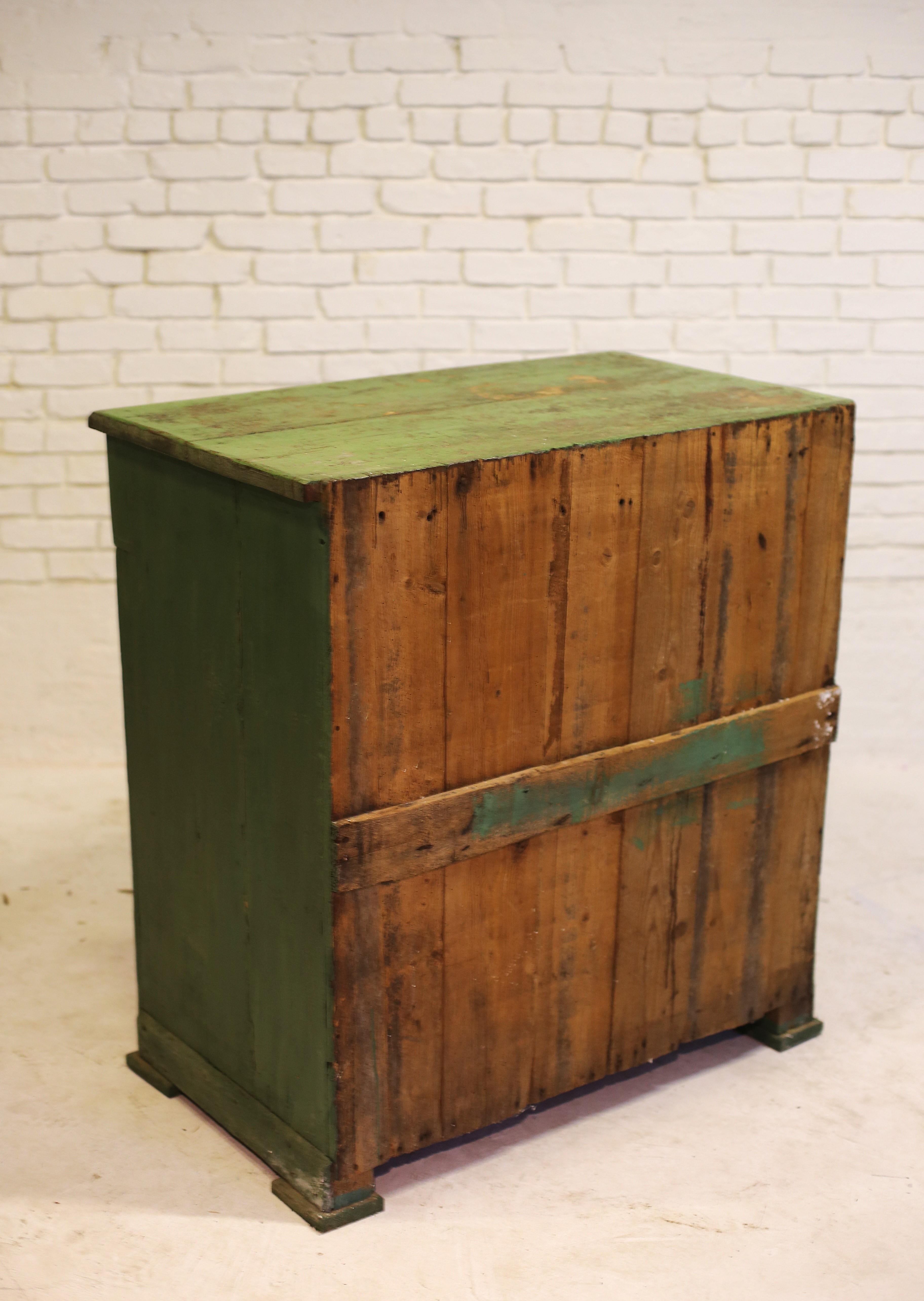 Antico mobile in pino dipinto di verde, Ungheria occidentale, inizio XX secolo in vendita 1