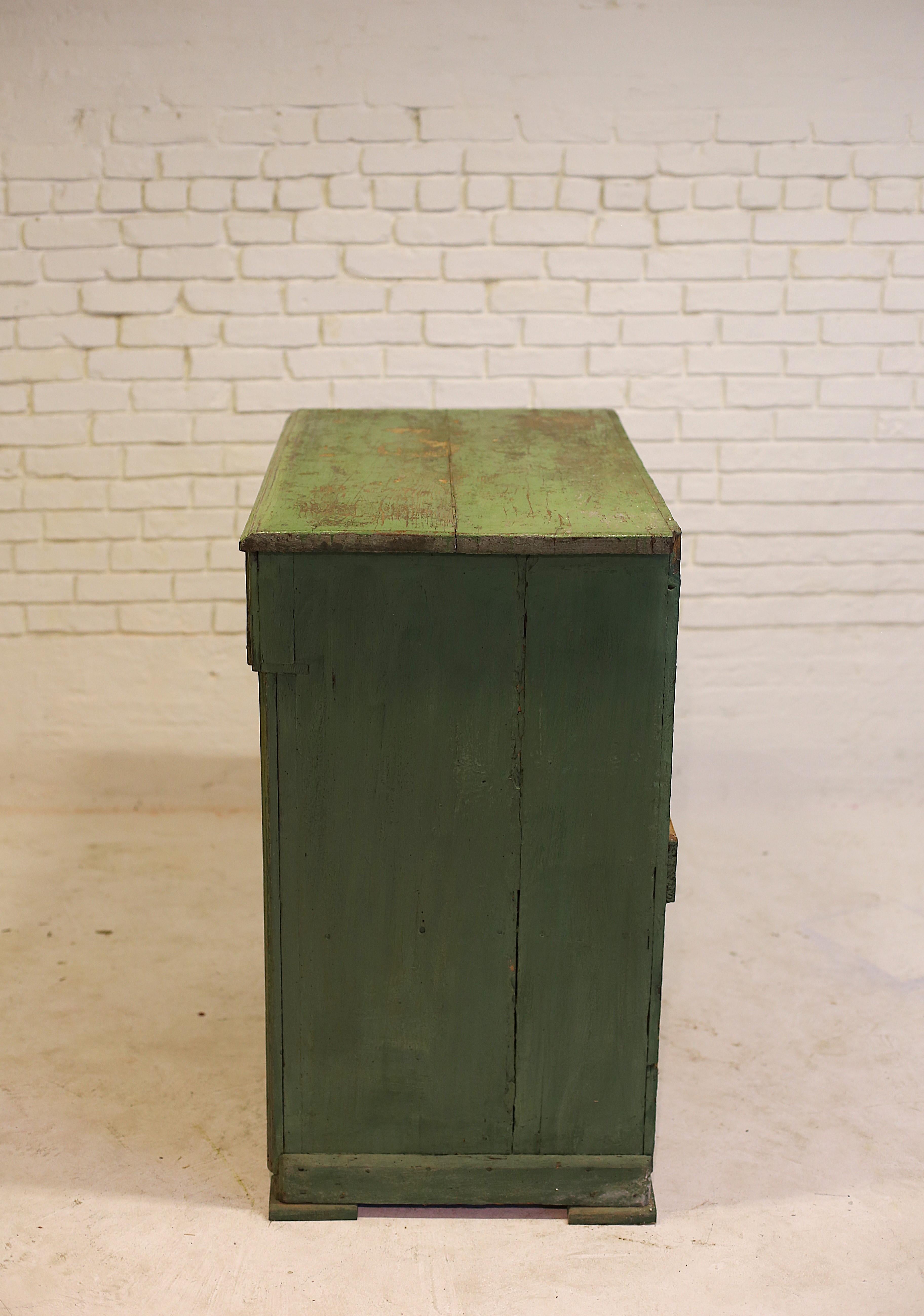 Antico mobile in pino dipinto di verde, Ungheria occidentale, inizio XX secolo in vendita 2