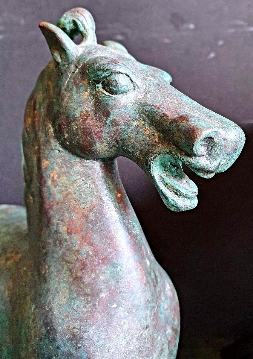 Here is a magnificent cast bronze sculpture with an antique green patina.

Period: Beginning of the 20th century.
Measures: H: 34 x W: 38 x L: 13cm

It represents a galloping horse neighing and galloping head erect with its tail raised. Three