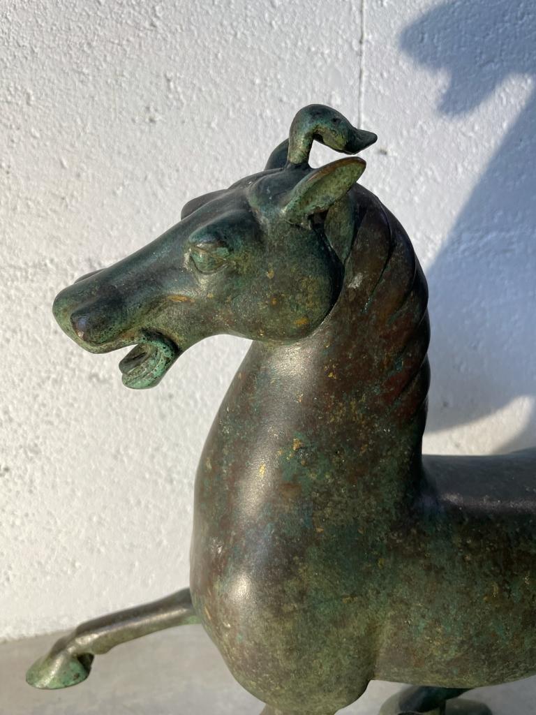 Asiatique Bronze ancien patiné vert - Le cheval volant de Ganzu - Période : début du 20e siècle  en vente