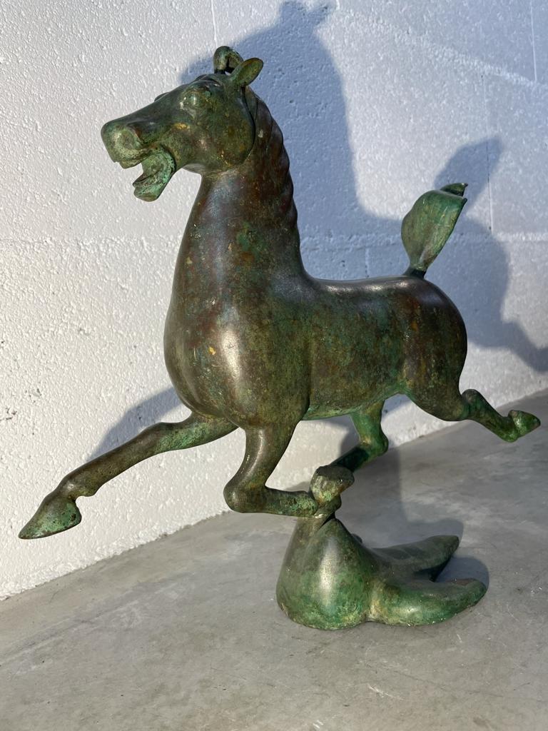 Patiné Bronze ancien patiné vert - Le cheval volant de Ganzu - Période : début du 20e siècle  en vente