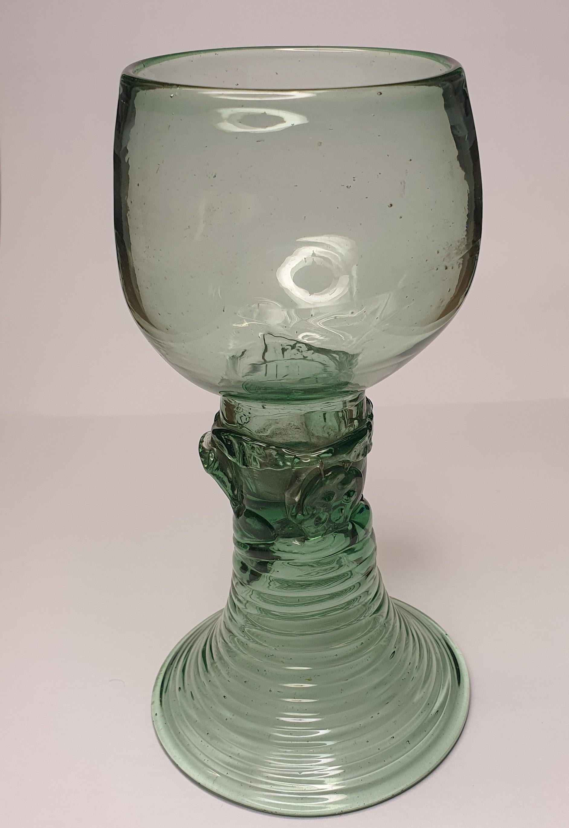 Antikes grünes Rummer Wein Trinkglas 18. Jahrhundert (Niederländisch) im Angebot