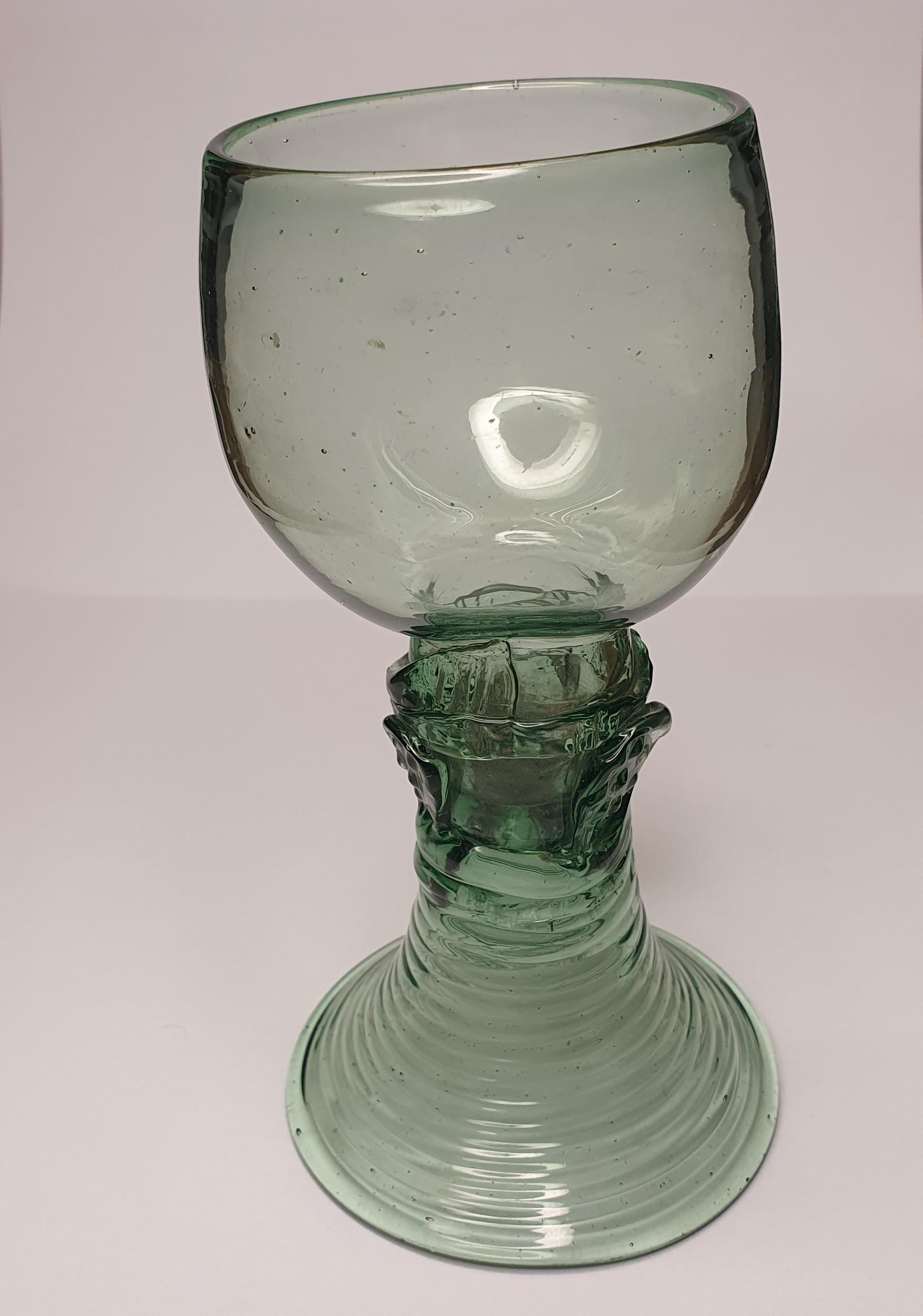 Antikes grünes Rummer Wein Trinkglas 18. Jahrhundert im Zustand „Gut“ im Angebot in Antwerp, BE