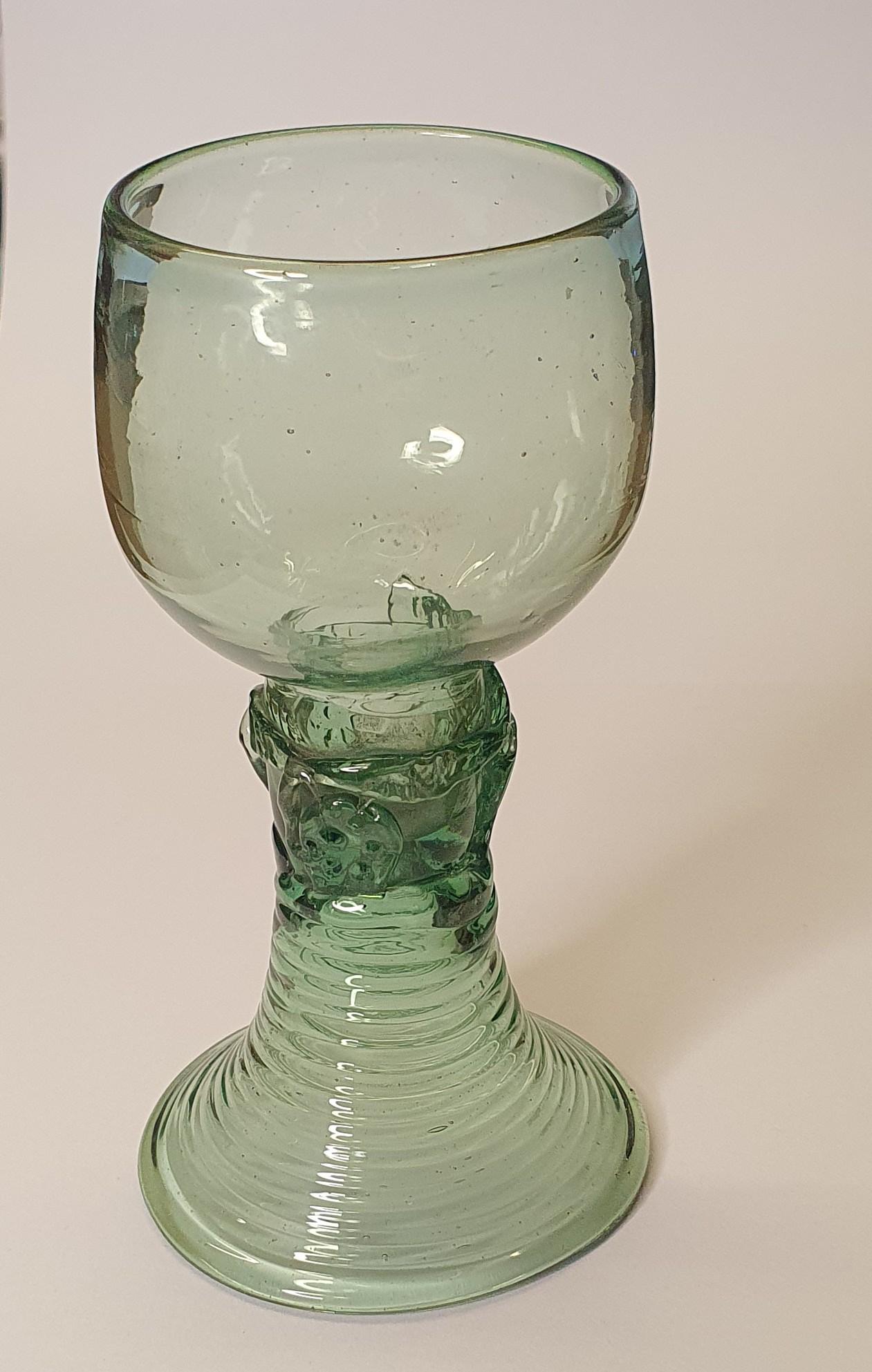 Antikes grünes Rummer Wein Trinkglas 18. Jahrhundert (18. Jahrhundert und früher) im Angebot