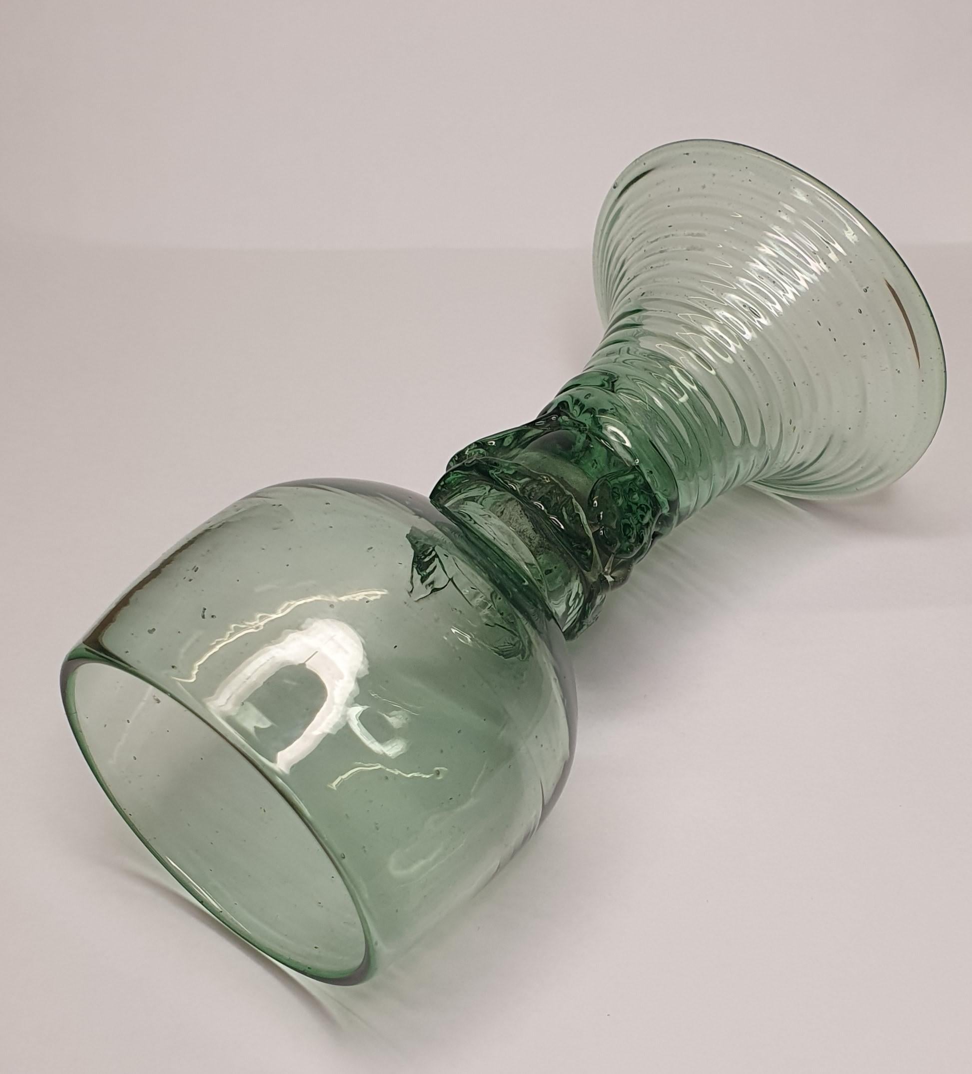 Antikes grünes Rummer Wein Trinkglas 18. Jahrhundert (Geblasenes Glas) im Angebot