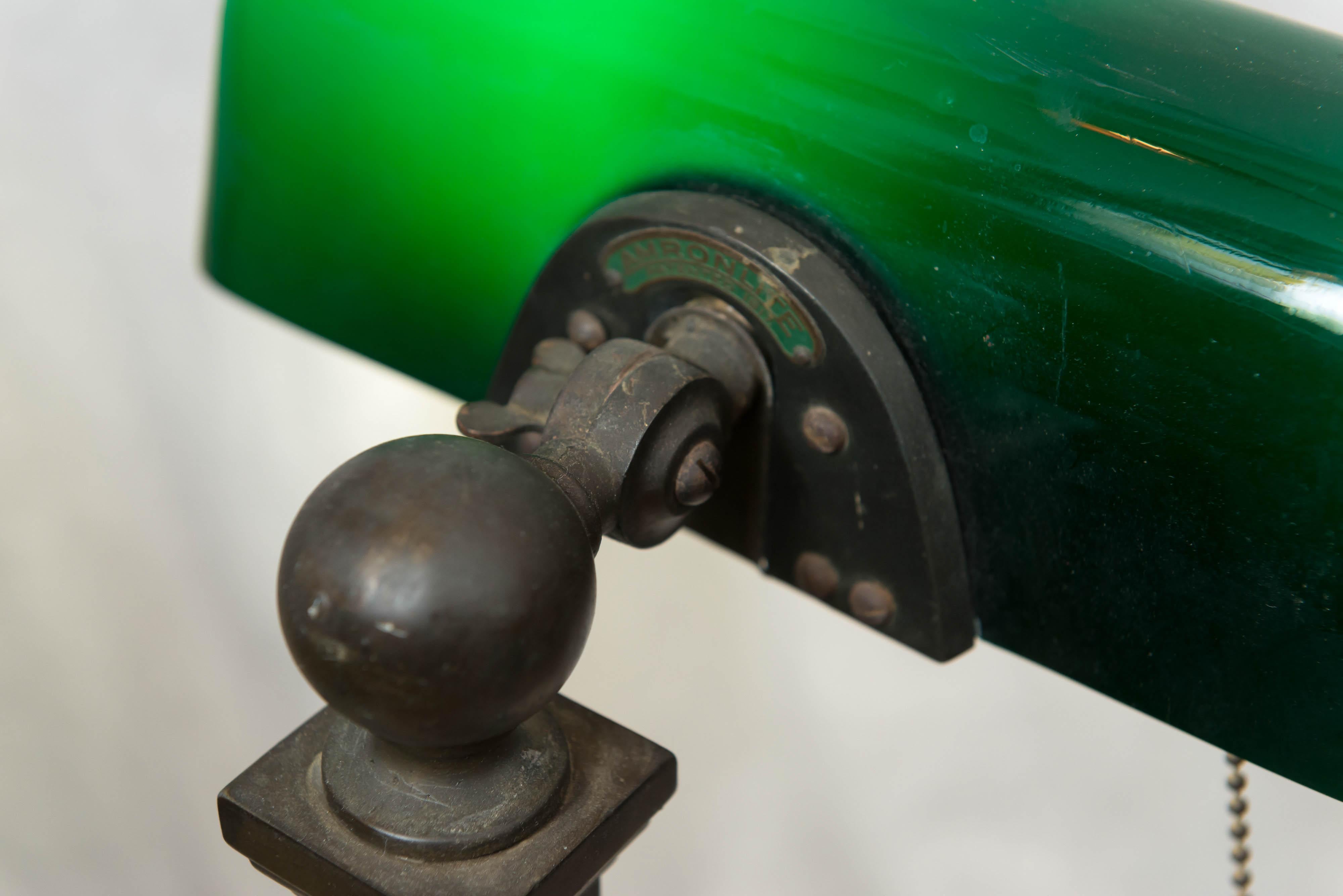 Américain Antique lampe de banquier à abat-jour vert:: signée Amronlite