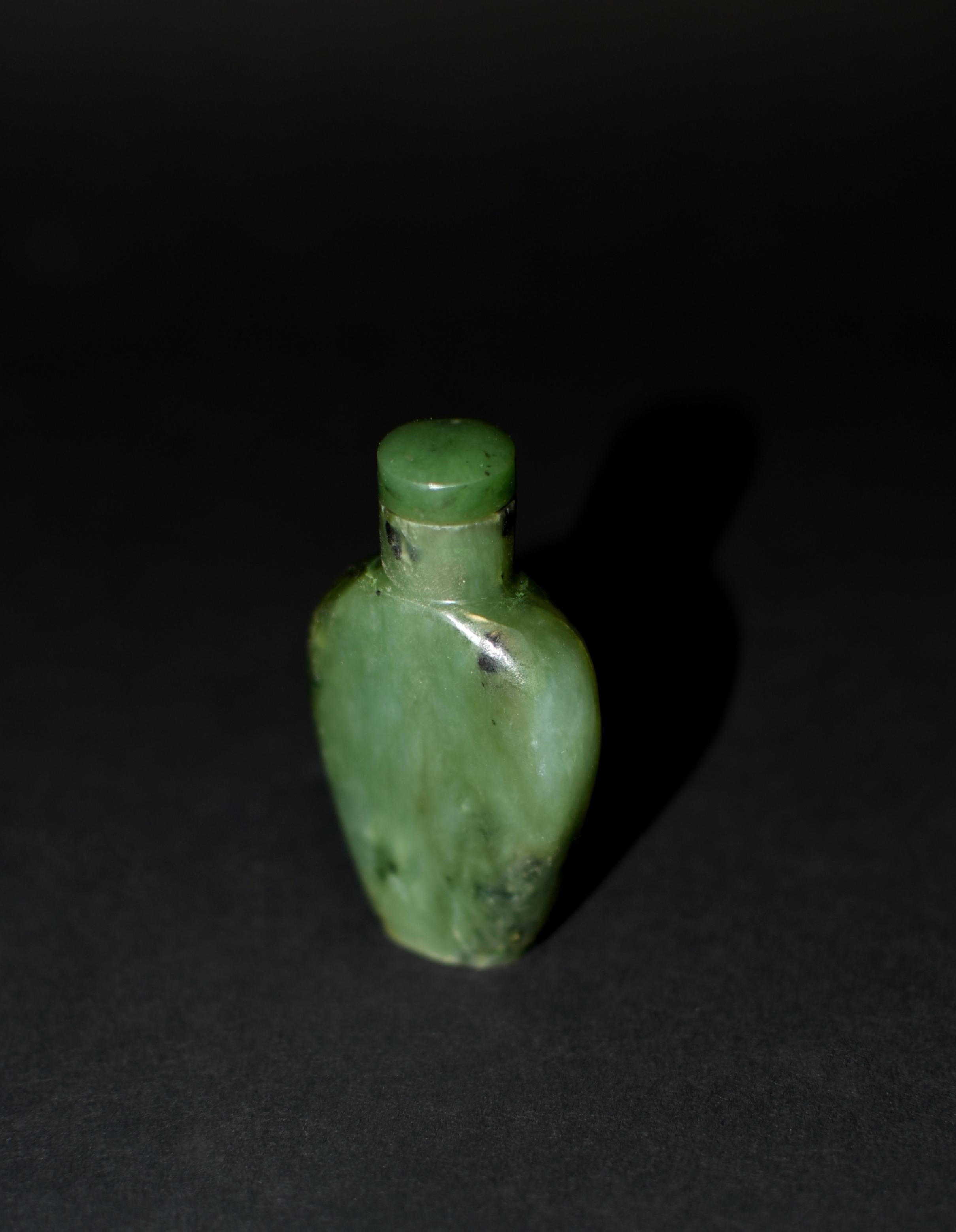Antike Schnupftabakflasche aus grünem Spinat-Jadeit (Qing-Dynastie) im Angebot