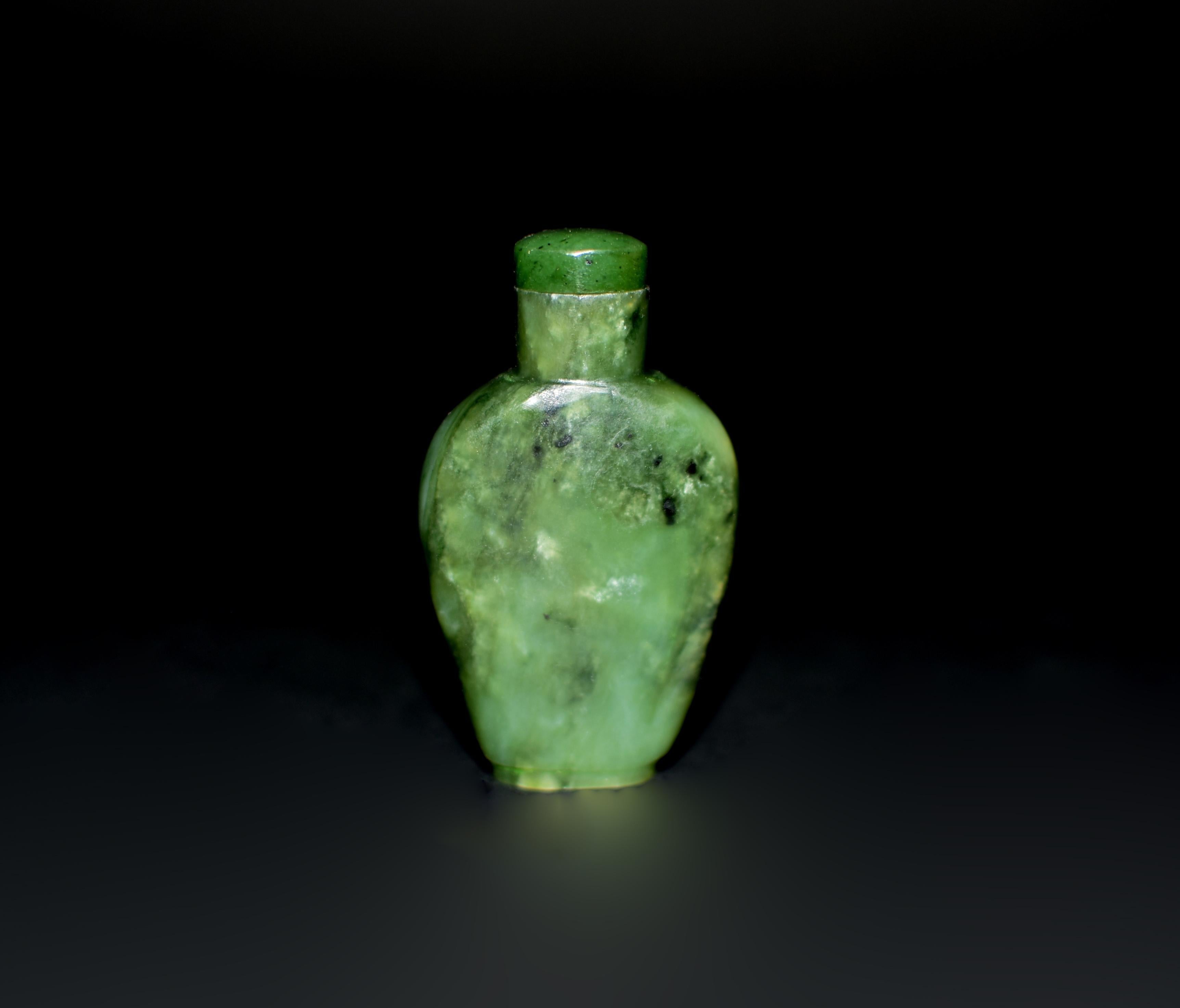 A beautiful, natural spinach jadeite jade snuff bottle from the early 20th century Chinese republic era. Very well hollowed, of elongated ovoid form with rounded corners gently sloping to a cylindrical neck, the oval foot neatly carved, the stone of