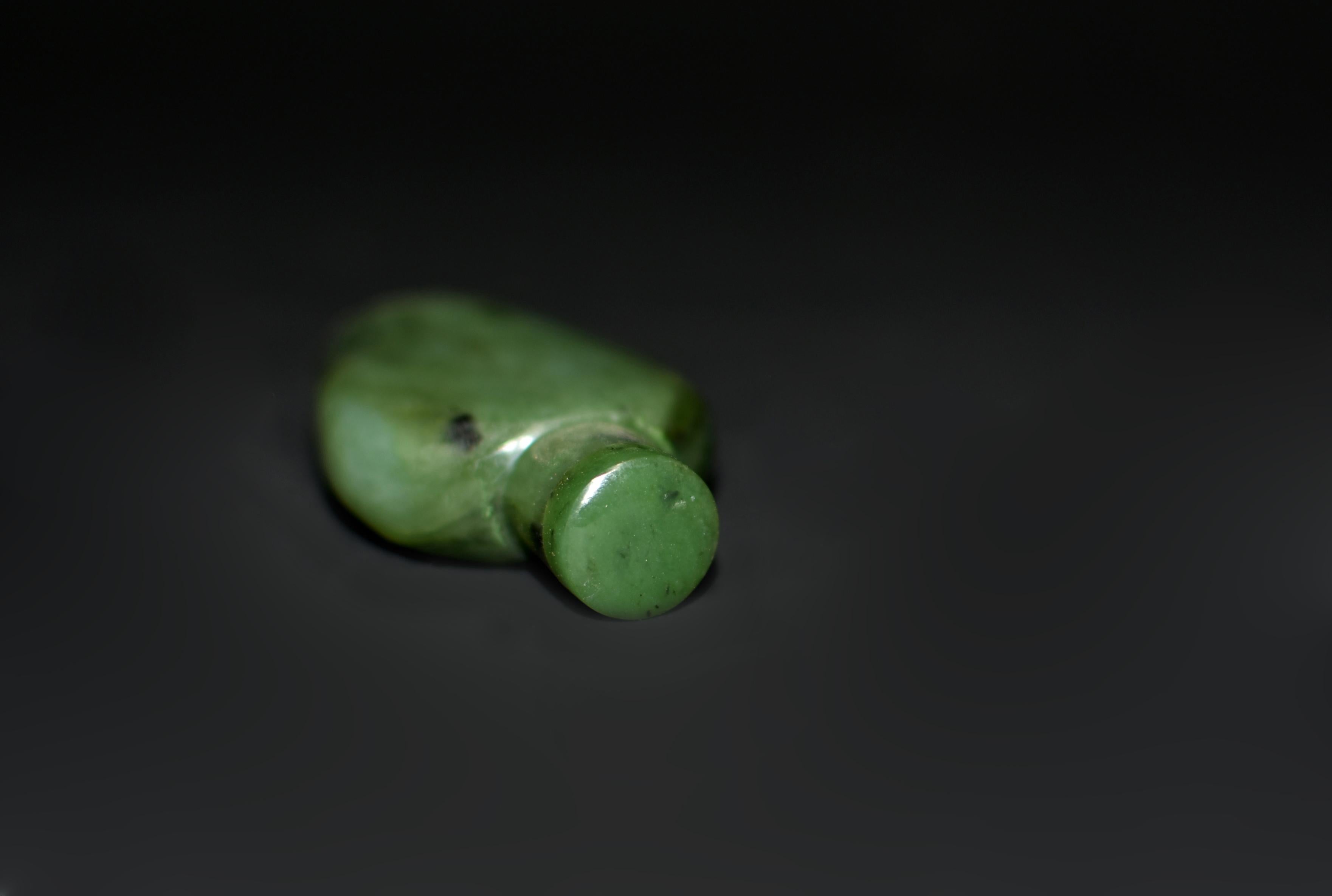 Antike Schnupftabakflasche aus grünem Spinat-Jadeit (Handgeschnitzt) im Angebot