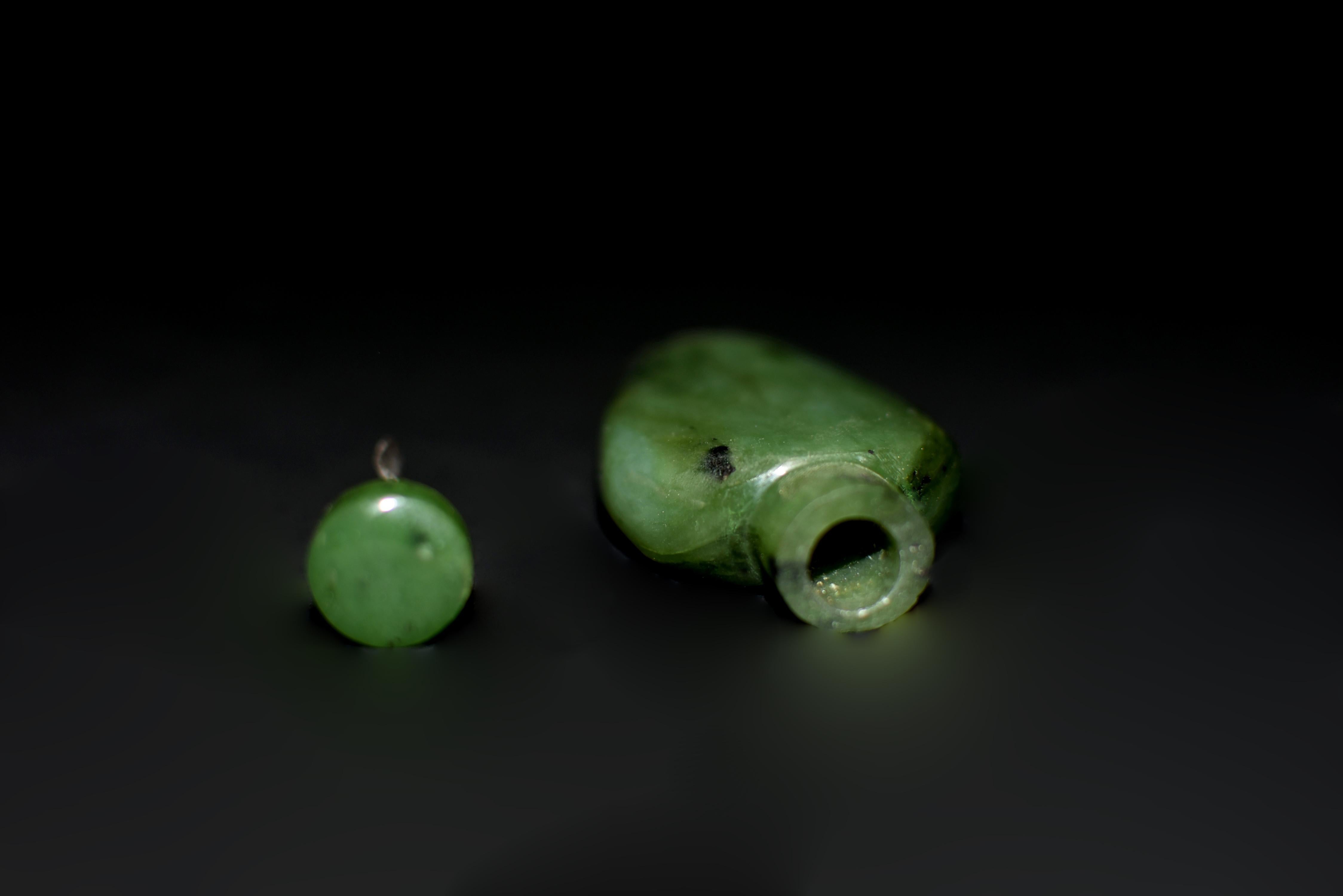 Antike Schnupftabakflasche aus grünem Spinat-Jadeit im Zustand „Gut“ im Angebot in Somis, CA