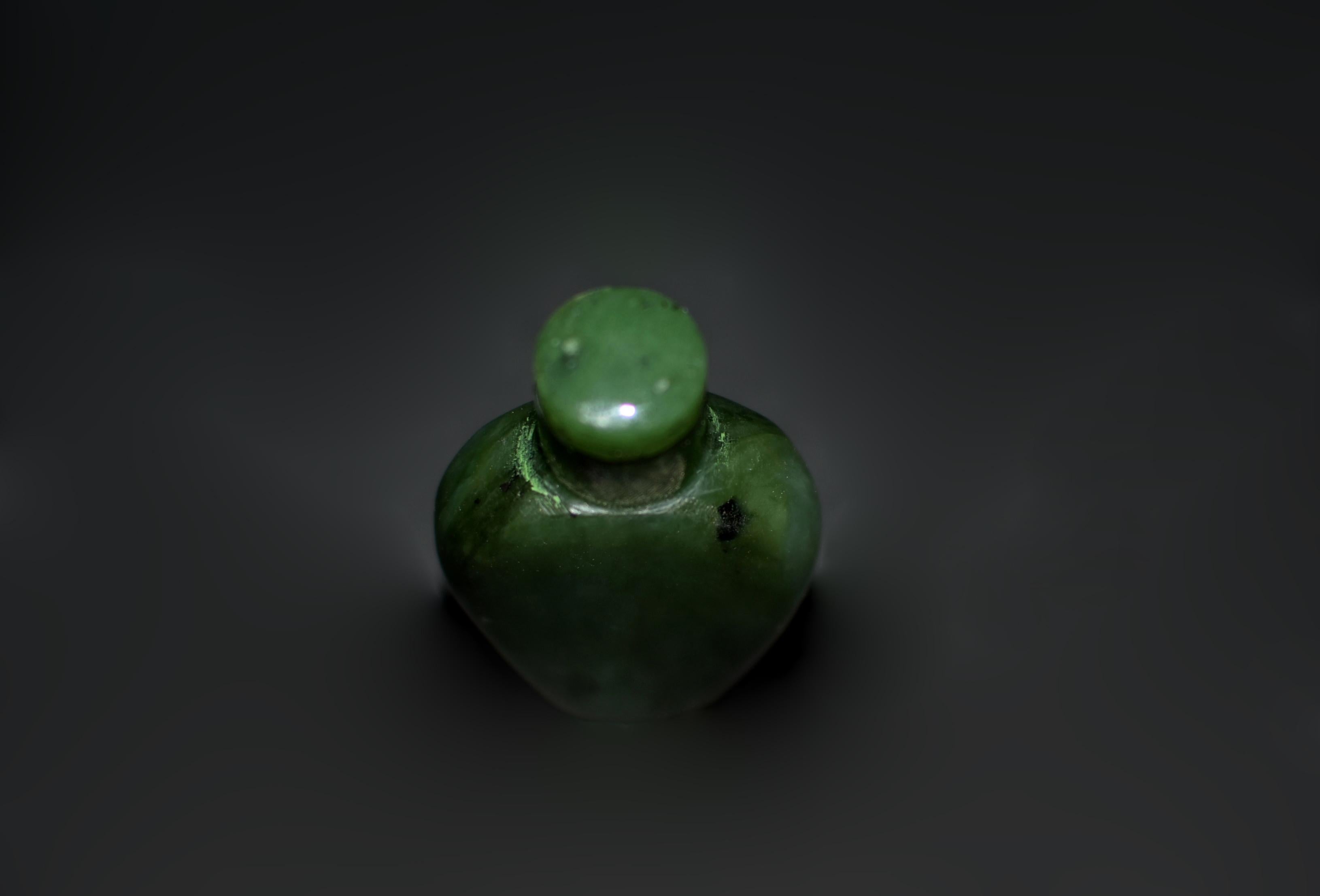 Antike Schnupftabakflasche aus grünem Spinat-Jadeit (20. Jahrhundert) im Angebot