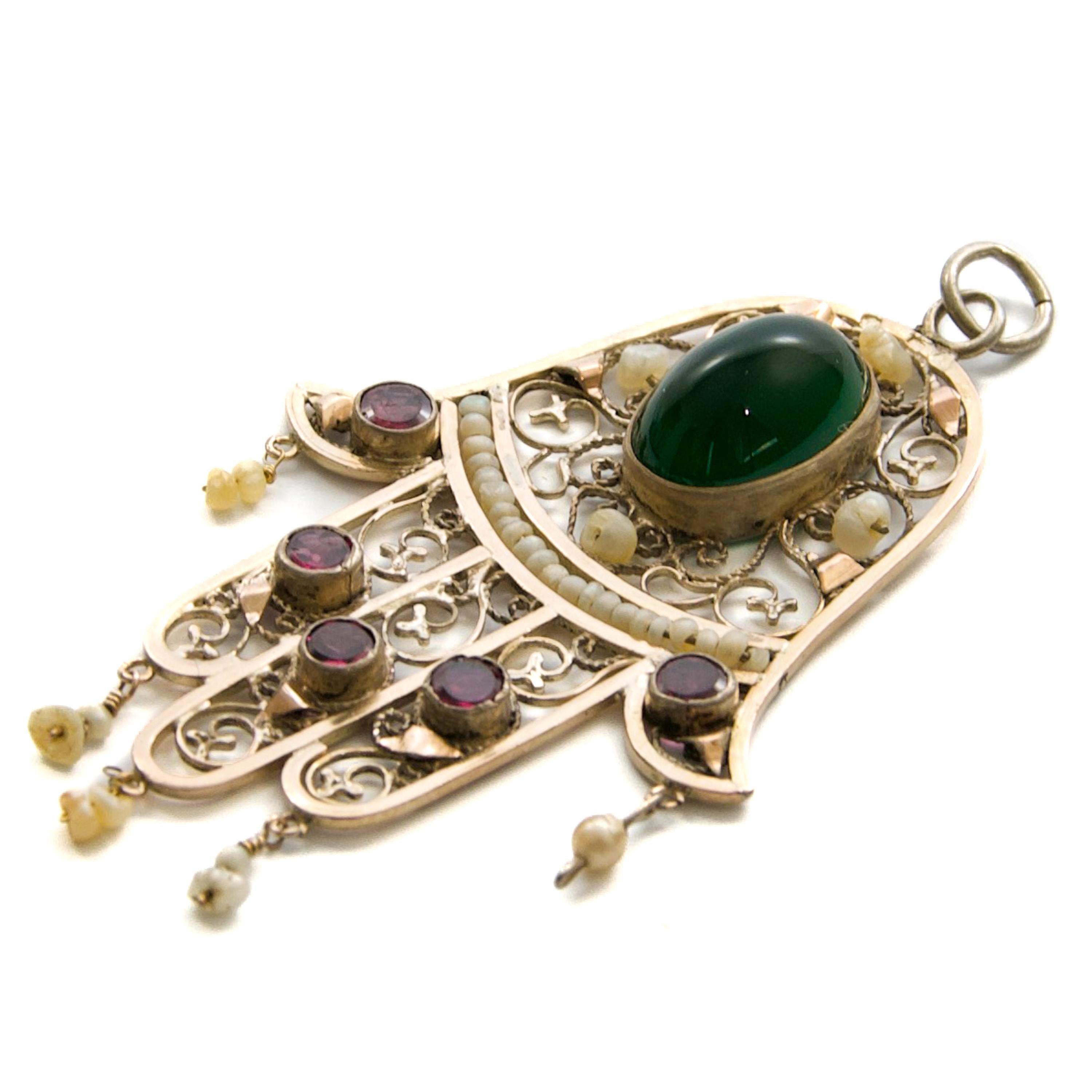 Antico ciondolo a forma di mano Hamsa in argento con perle di tormalina verde e rubino in vendita 5