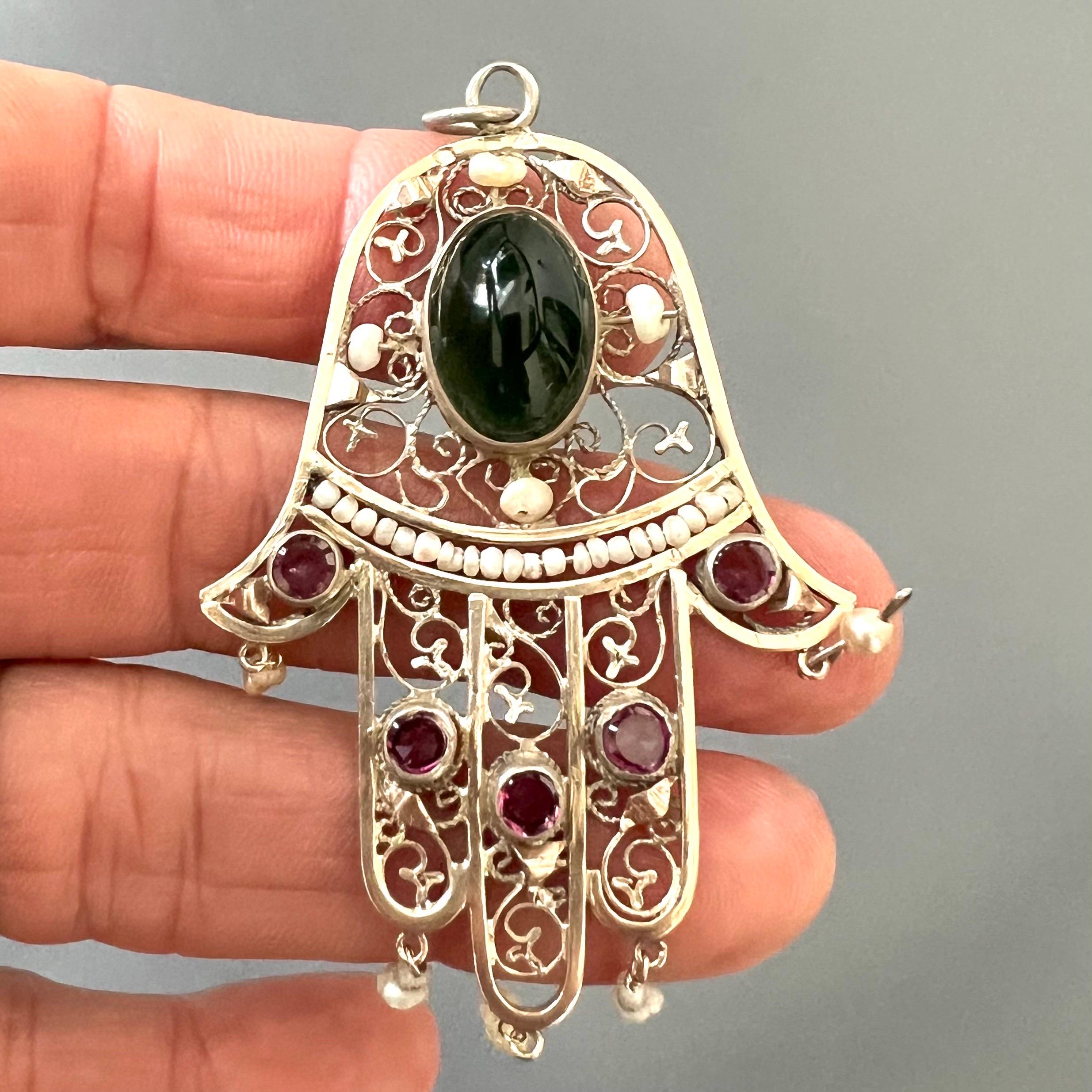 Taglio misto Antico ciondolo a forma di mano Hamsa in argento con perle di tormalina verde e rubino in vendita