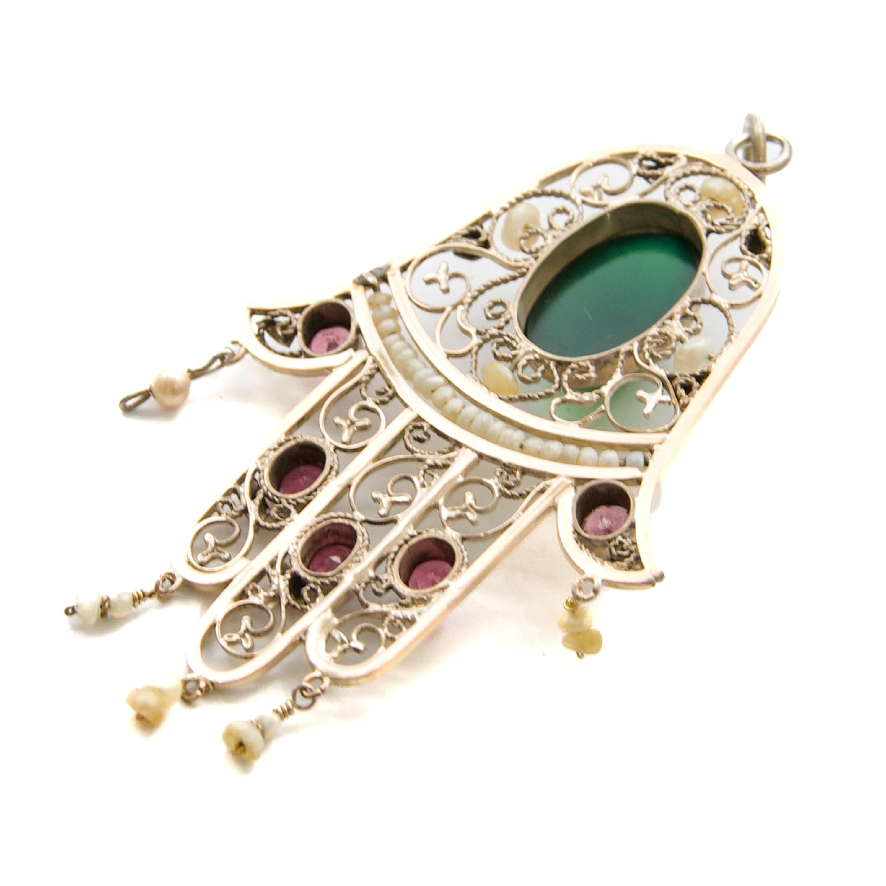 Antico ciondolo a forma di mano Hamsa in argento con perle di tormalina verde e rubino in vendita 1