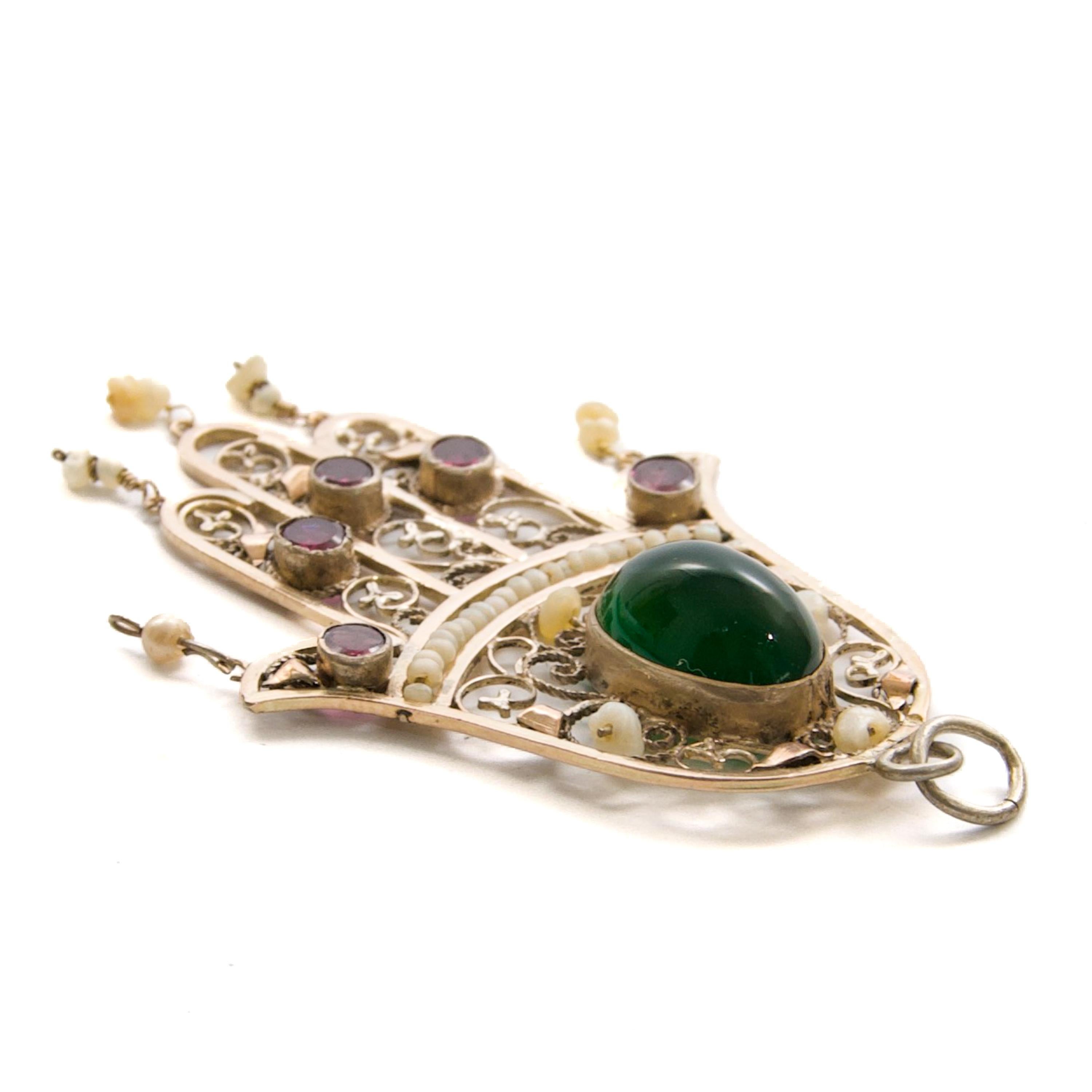 Antico ciondolo a forma di mano Hamsa in argento con perle di tormalina verde e rubino in vendita 2
