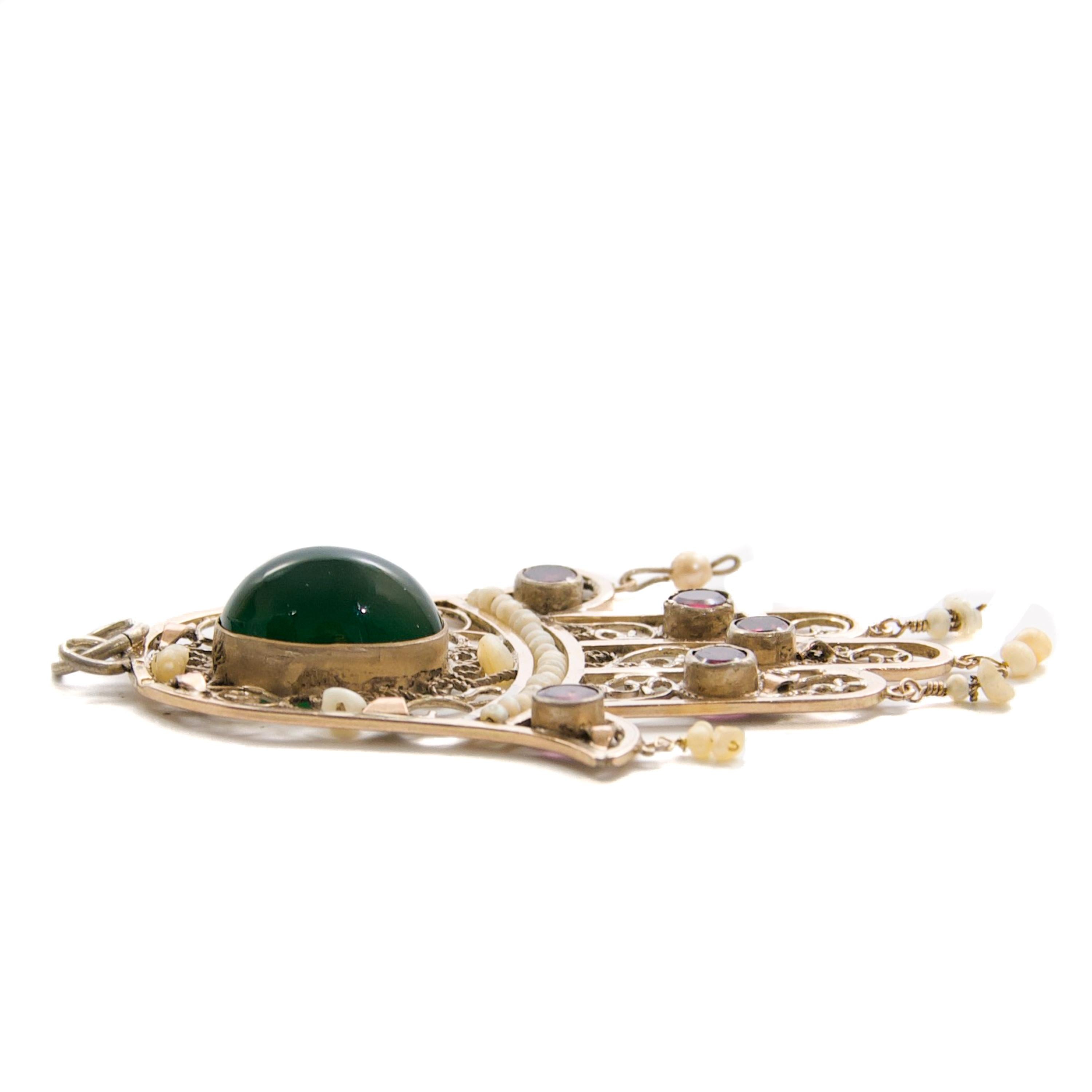 Antico ciondolo a forma di mano Hamsa in argento con perle di tormalina verde e rubino in vendita 3