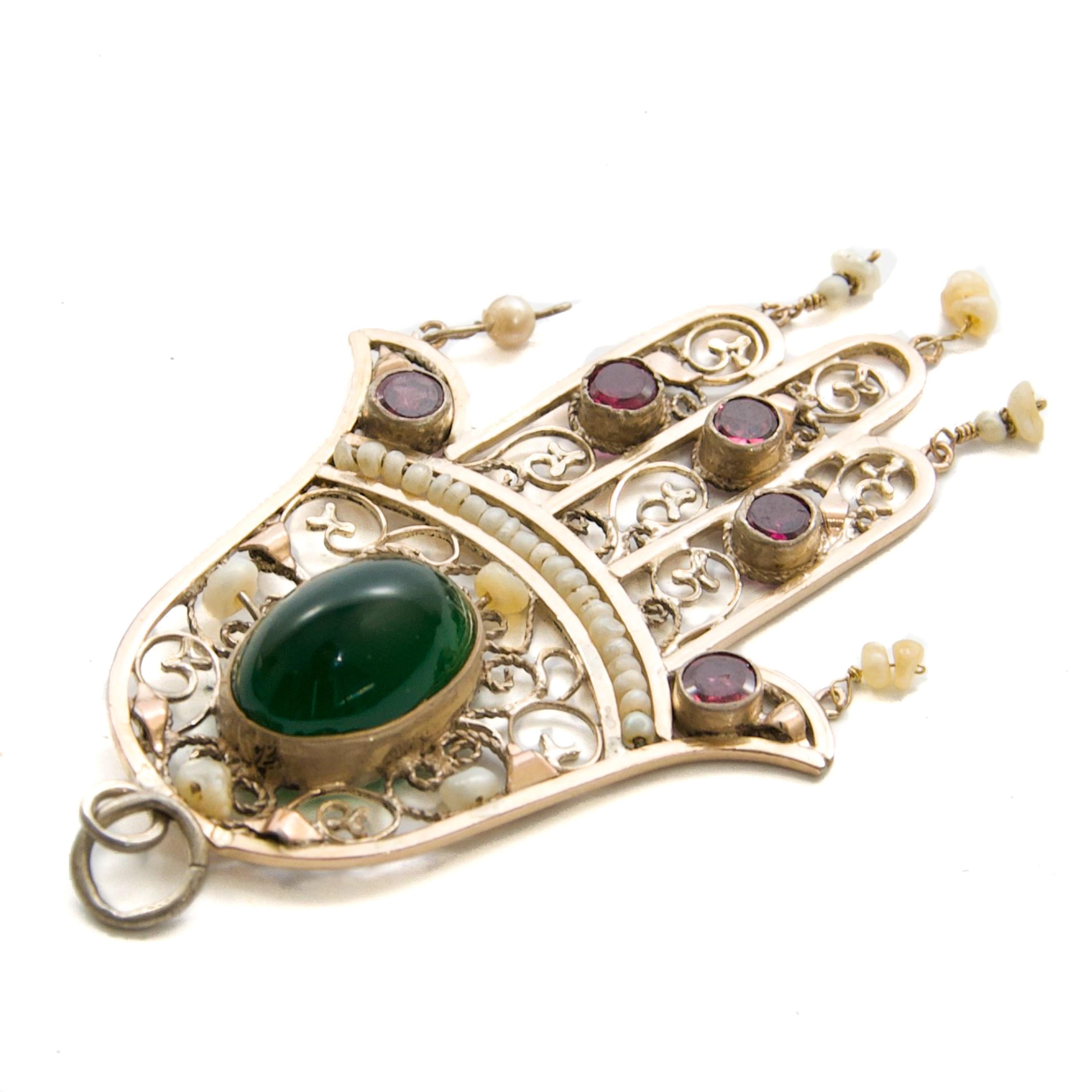 Antico ciondolo a forma di mano Hamsa in argento con perle di tormalina verde e rubino in vendita 4