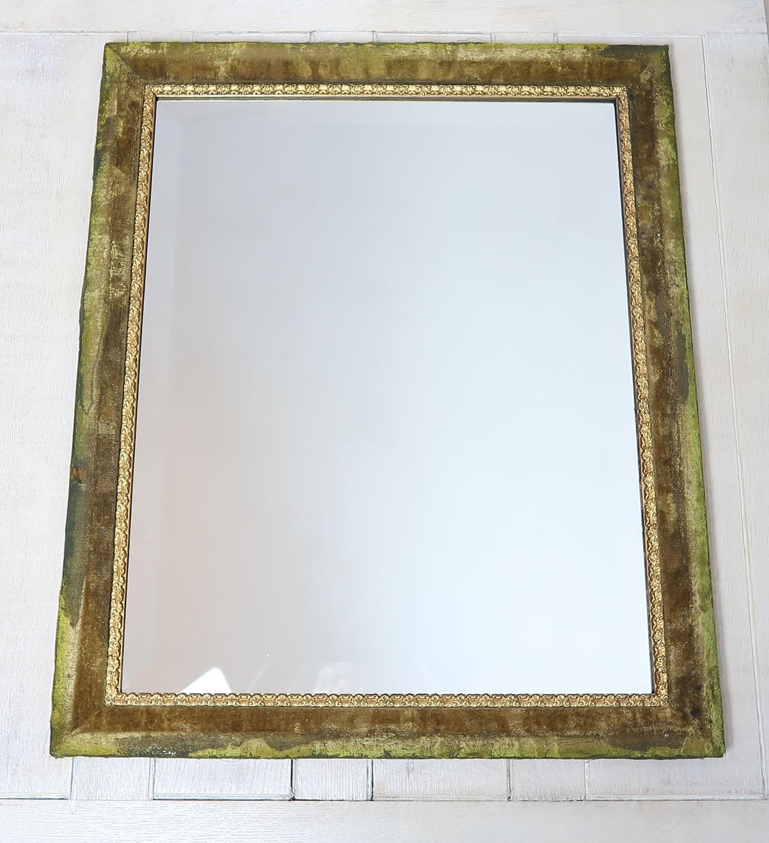 Spiegel in einer schönen Farbe von antikem grünem Samt auf einem Kiefernrahmen gerahmt

Im Renaissance-Revival-Stil 

Samt ist leicht beansprucht. 

Originalvergoldung. Nicht neu gestrichen.

Der Rahmen ist antik. Die abgeschrägte Spiegelplatte ist