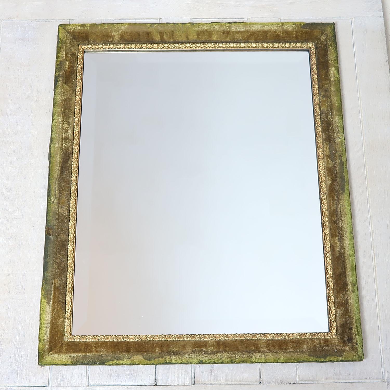 Antiker Wandspiegel aus grünem Samt und vergoldetem Paket (Englisch) im Angebot