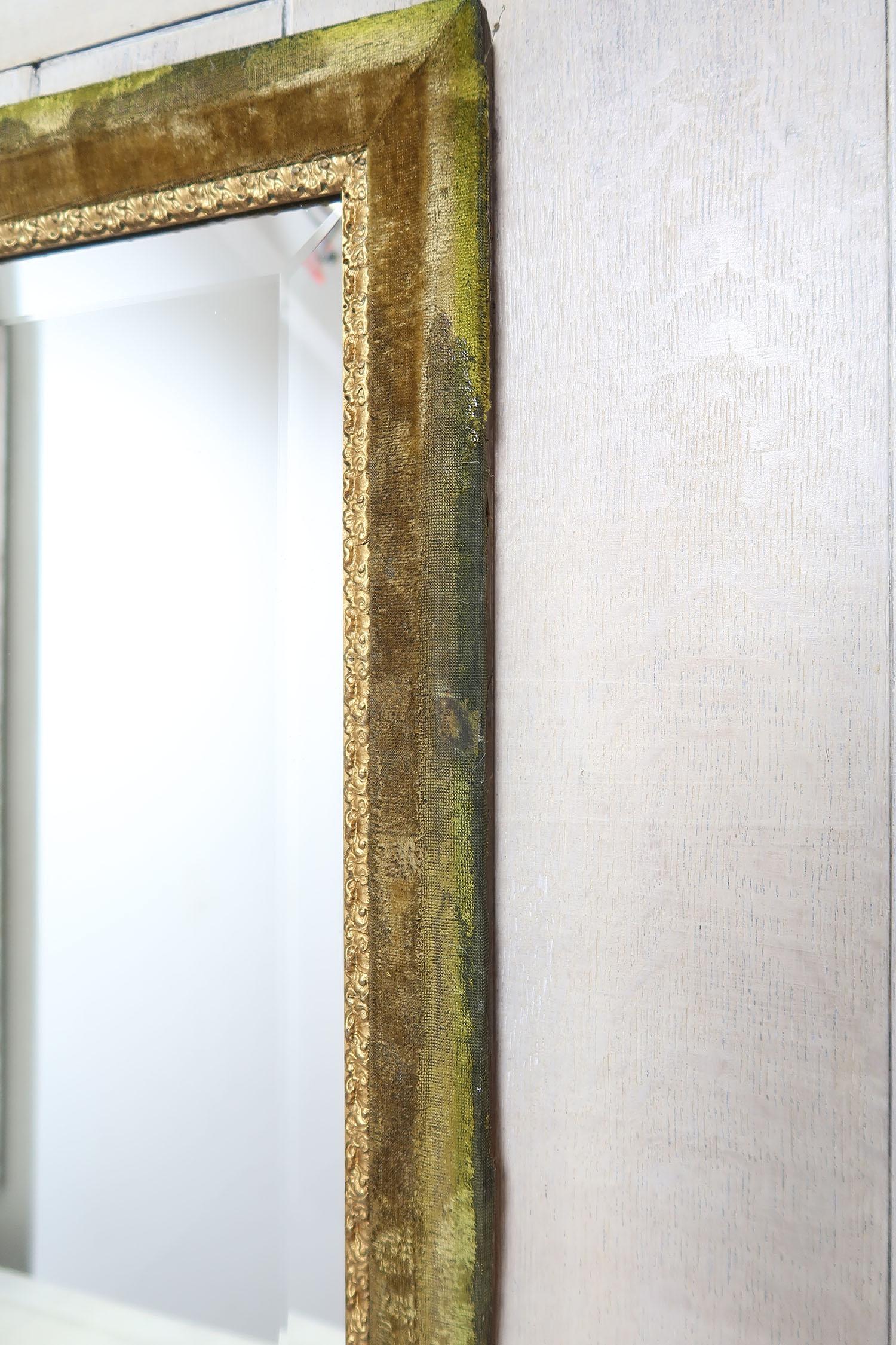Antiker Wandspiegel aus grünem Samt und vergoldetem Paket (Spätes 19. Jahrhundert) im Angebot