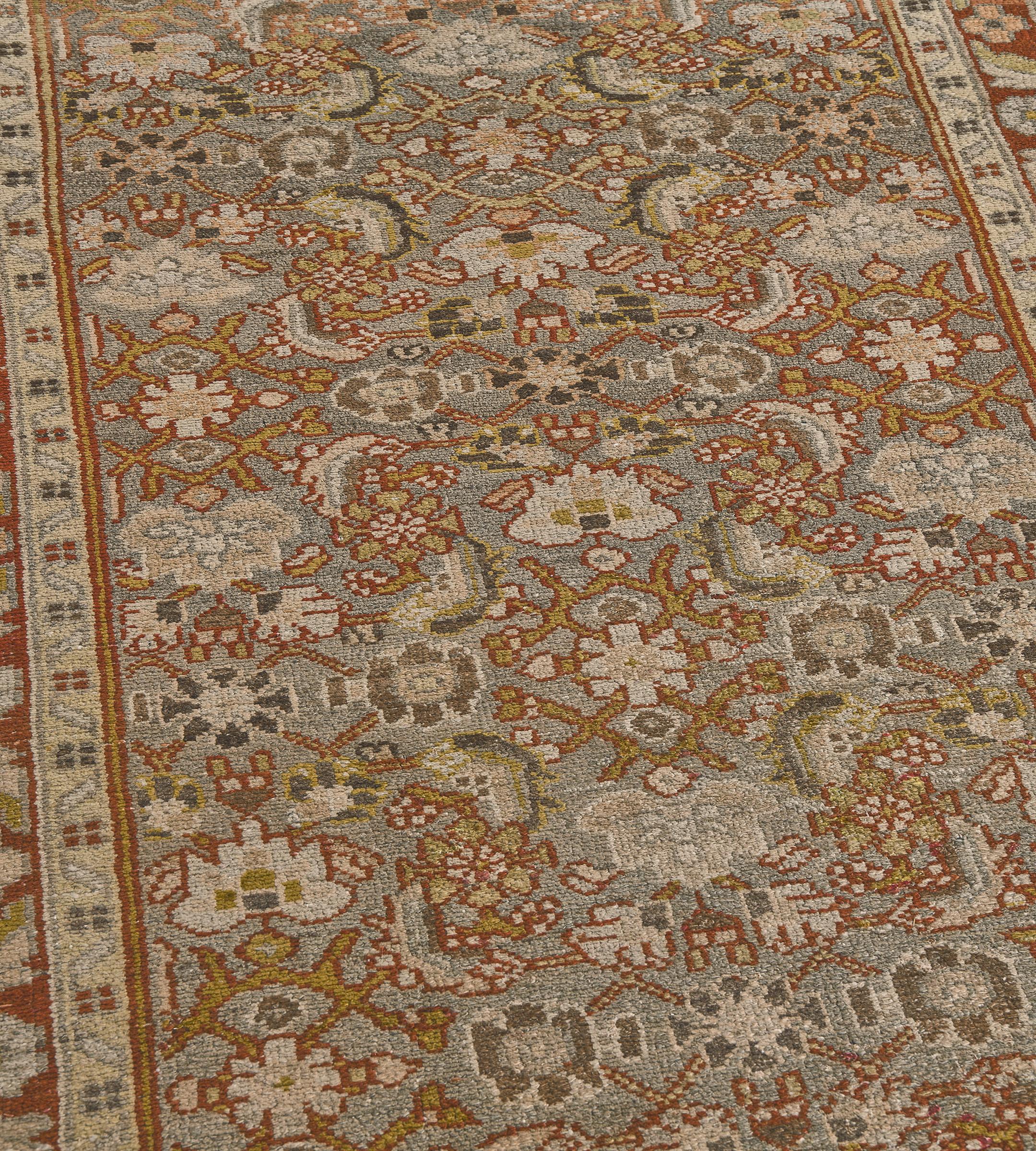 Dieser antike persische Malayer-Läufer hat ein pilzgraues Feld mit einem elfenbeinfarbenen, lindgrünen, maulwurfsgrauen und fuchsbraunen Herati-Muster in einer fuchsbraunen Bordüre aus polychromen Blumenranken zwischen elfenbeinfarbenen mäandernden