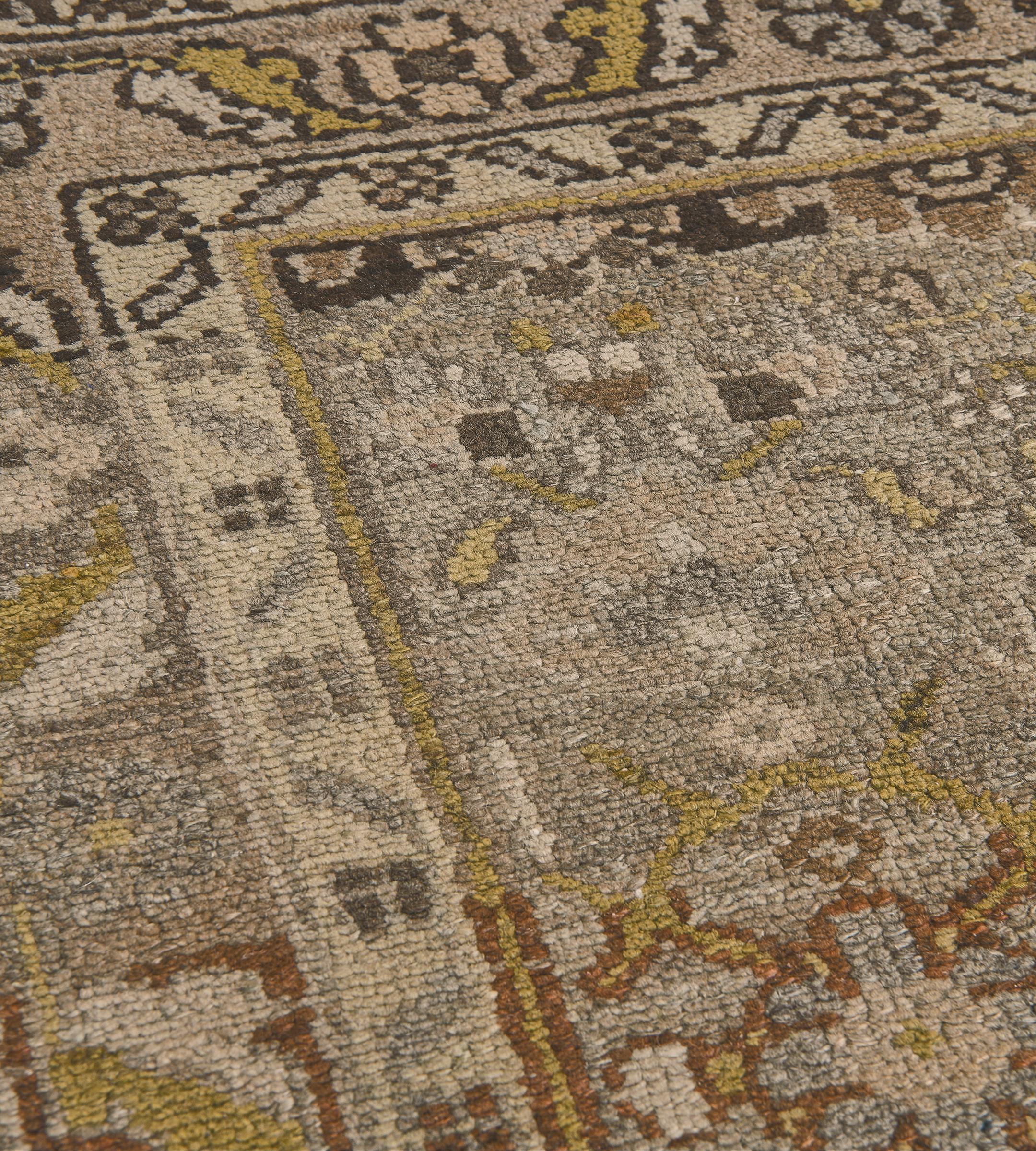 Antiker grauer und brauner Läufer mit Herati-Muster aus Persien (Malayer) im Zustand „Gut“ im Angebot in West Hollywood, CA