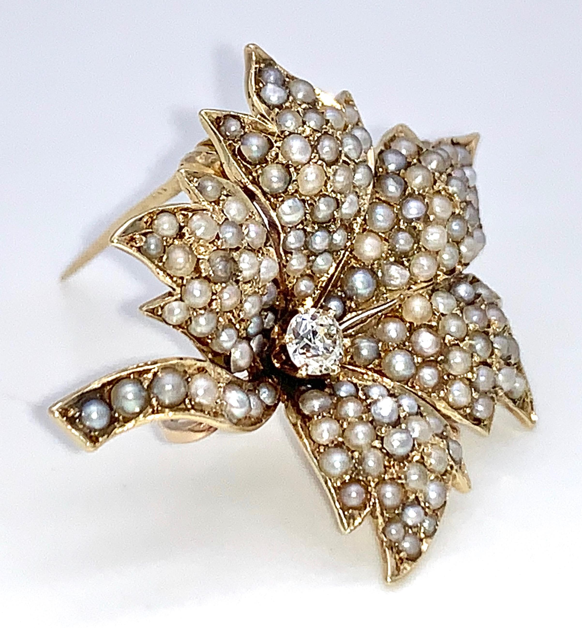 Antike graue und weiße orientalische Perlen Gold Diamant Weinblatt-Anhänger-Brosche (Rundschliff) im Angebot