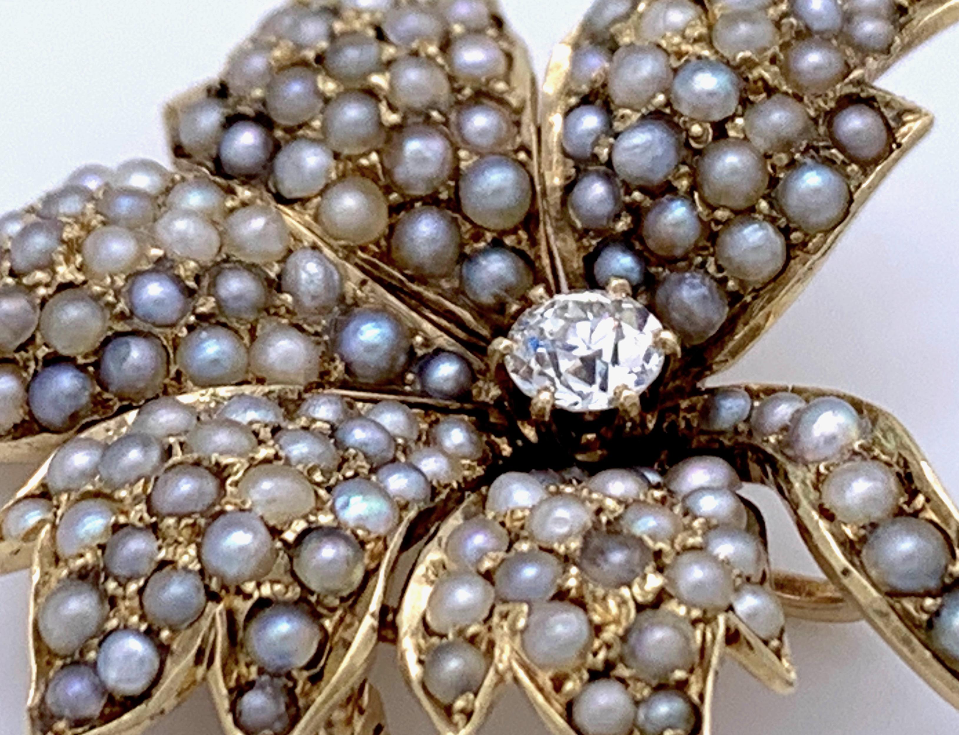 Antike graue und weiße orientalische Perlen Gold Diamant Weinblatt-Anhänger-Brosche Damen im Angebot