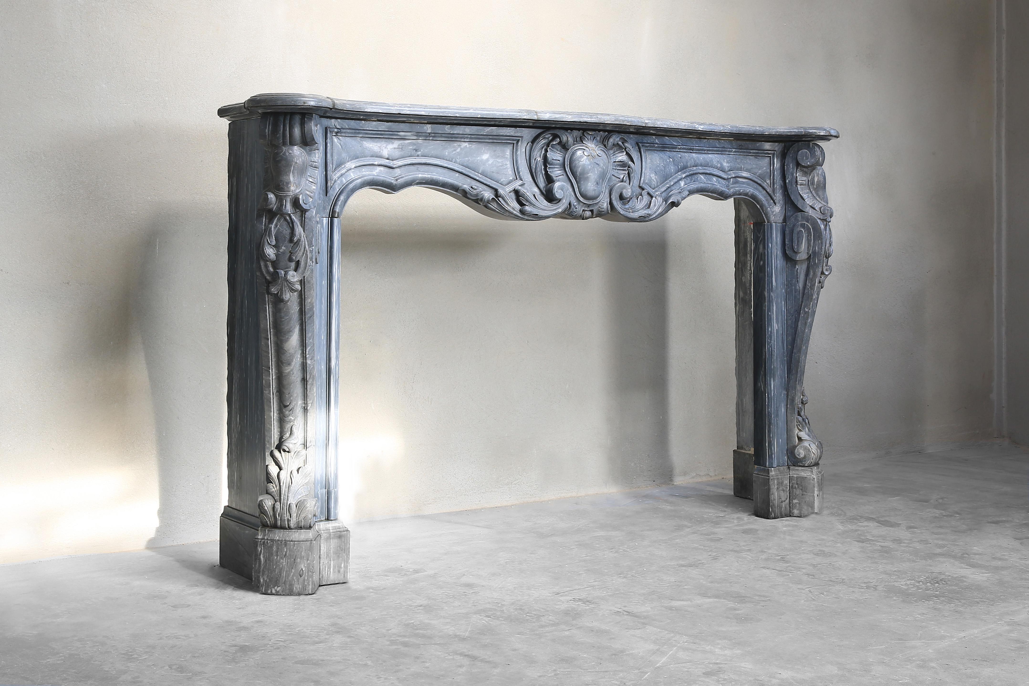This is a jewel within our collection of antique marble fireplaces! A unique chimney in the style of Louis XV from the 18th century. This beautiful fireplace has beautiful round shapes and ornaments. Look at the beautiful elements in the front