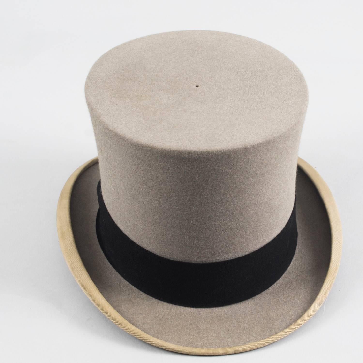 An excellent quality antique grey felt top hat by Scott & Co, 1 Bond Street, Piccadilly, circa 1920 in date.
Hat size 6 7/8 USA 55cm (21.5 inches)

The hat has classic styling and features the Royal Warrant By Appointment with the Coat of Arms crest