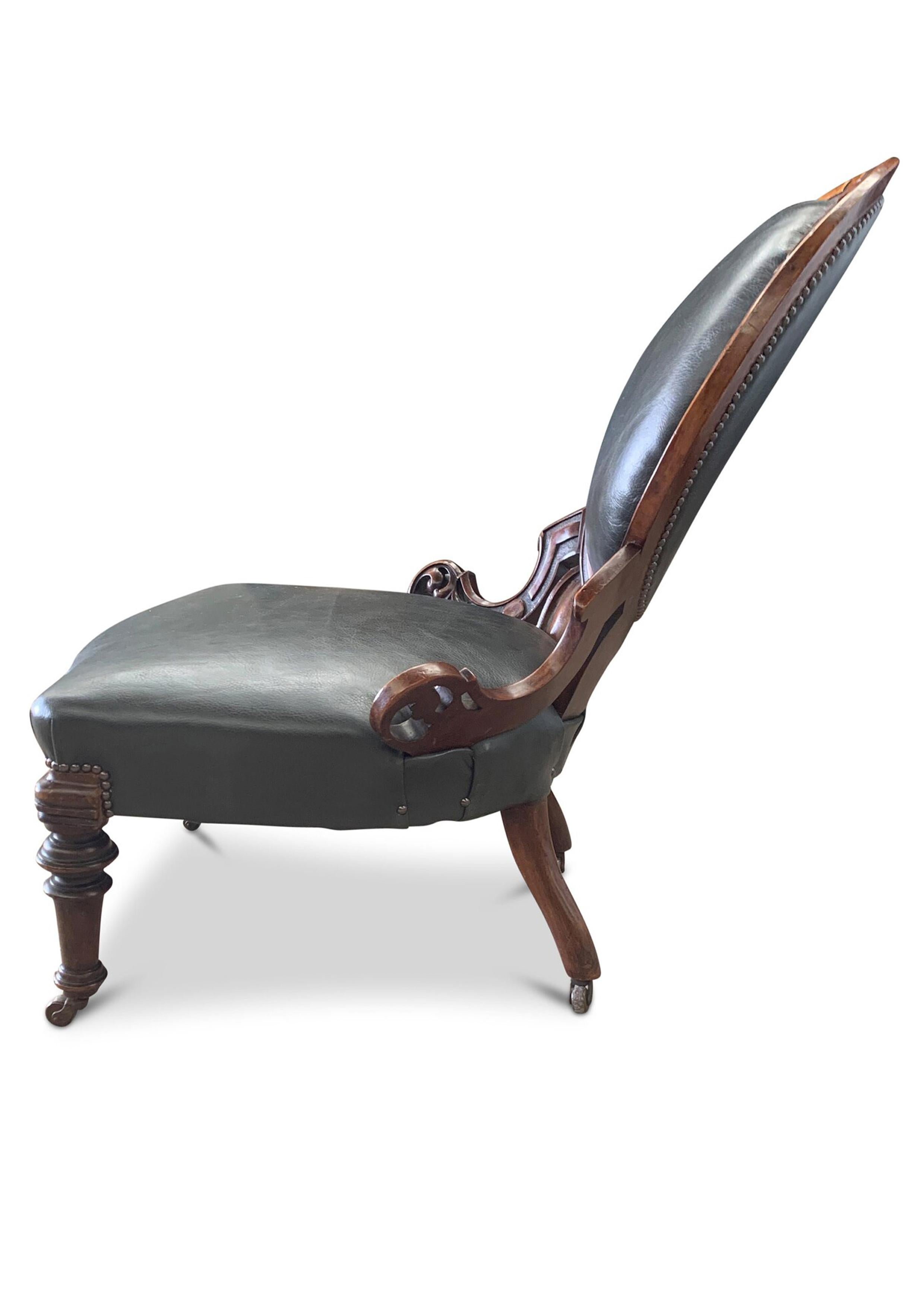 Magnifique fauteuil de bibliothèque ancien en cuir gris et noyer avec motifs sculptés, clous en laiton et roulettes en céramique d'origine Regency Circa 1830's


