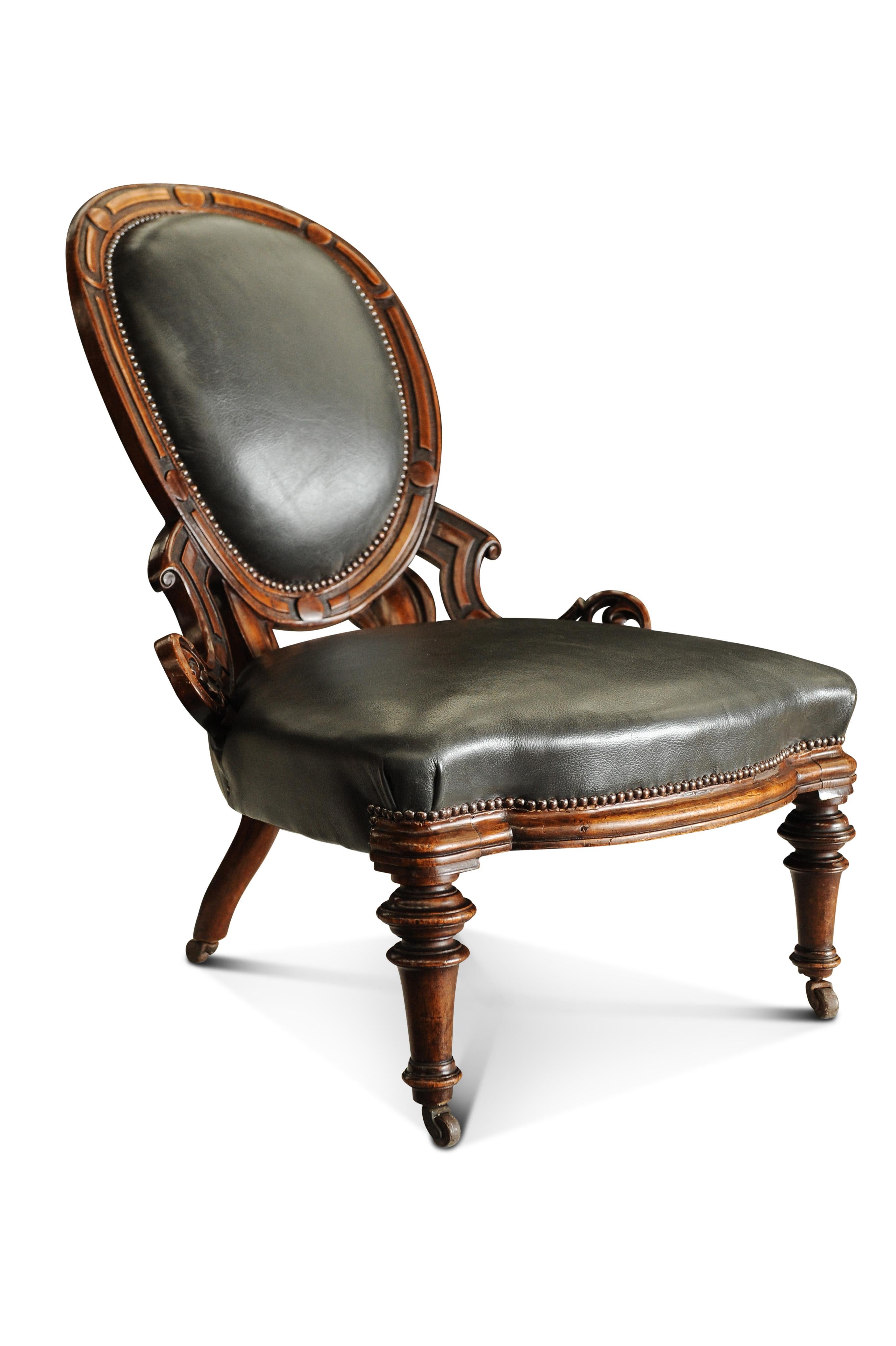 Regency Ancienne chaise de bibliothèque en cuir et noyer de style Régence anglaise avec motifs sculptés en vente