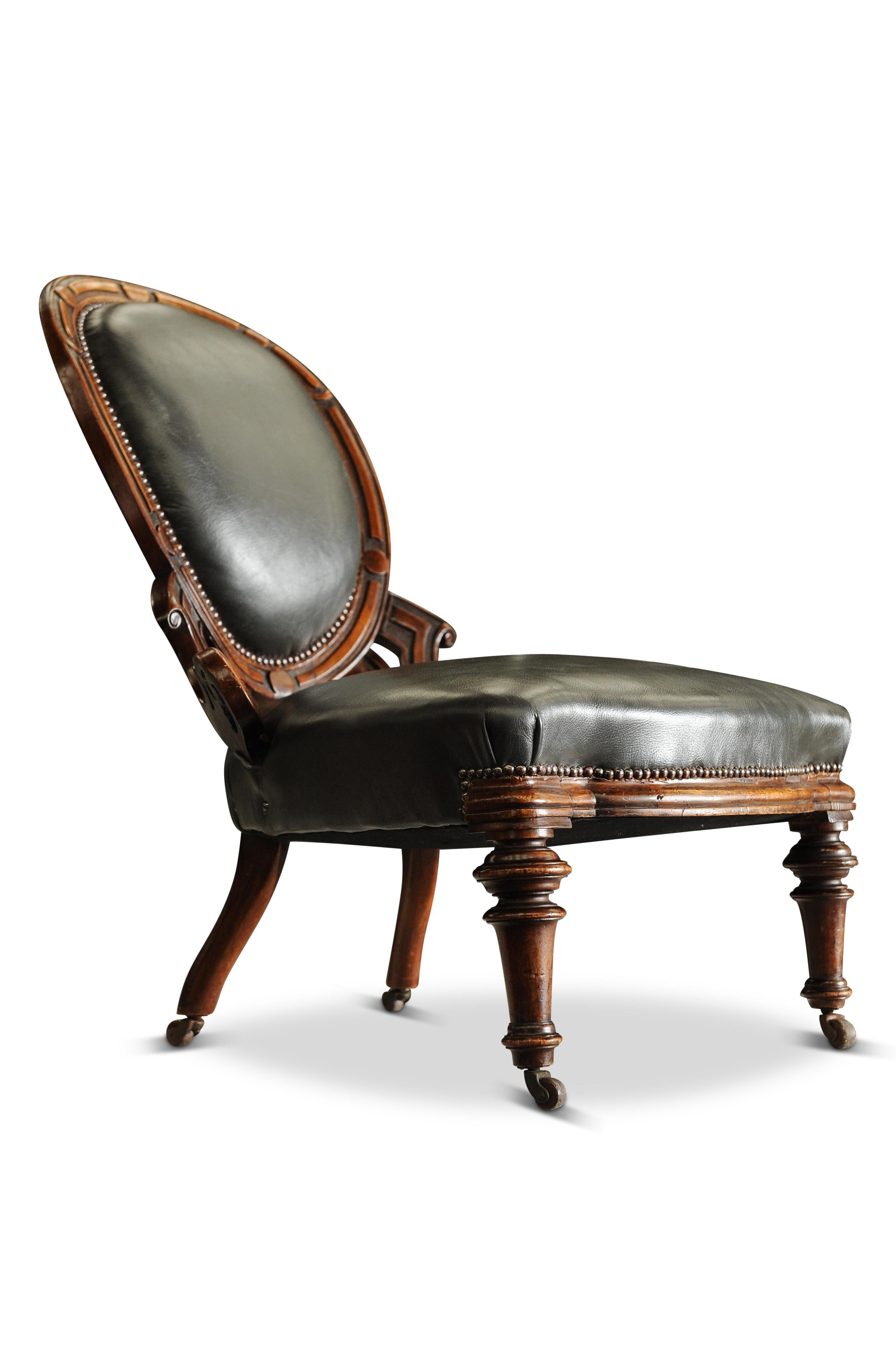 Britannique Ancienne chaise de bibliothèque en cuir et noyer de style Régence anglaise avec motifs sculptés en vente