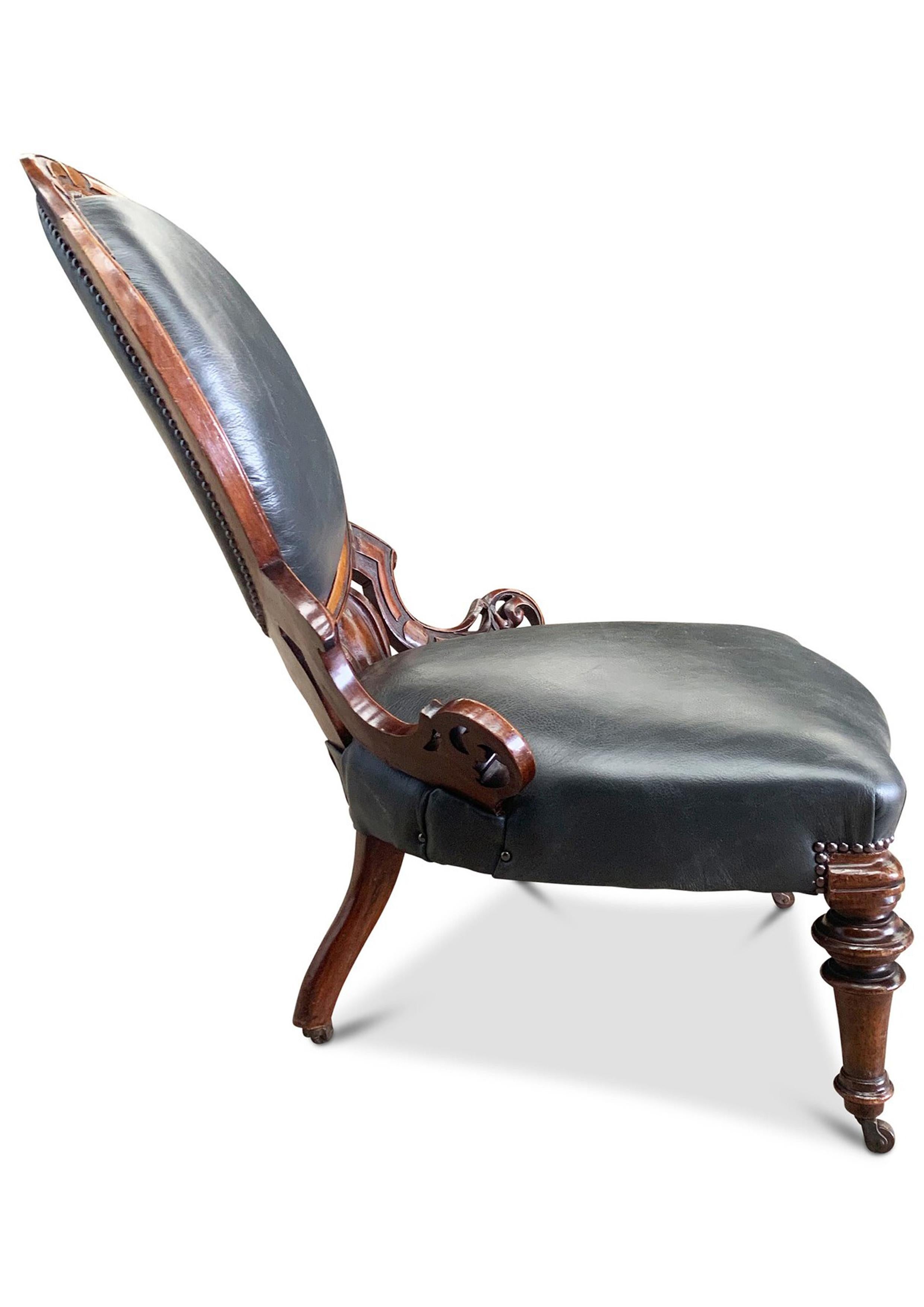 Sculpté Chaise de bibliothèque ancienne en cuir gris et noyer avec motifs sculptés et clous en laiton  en vente