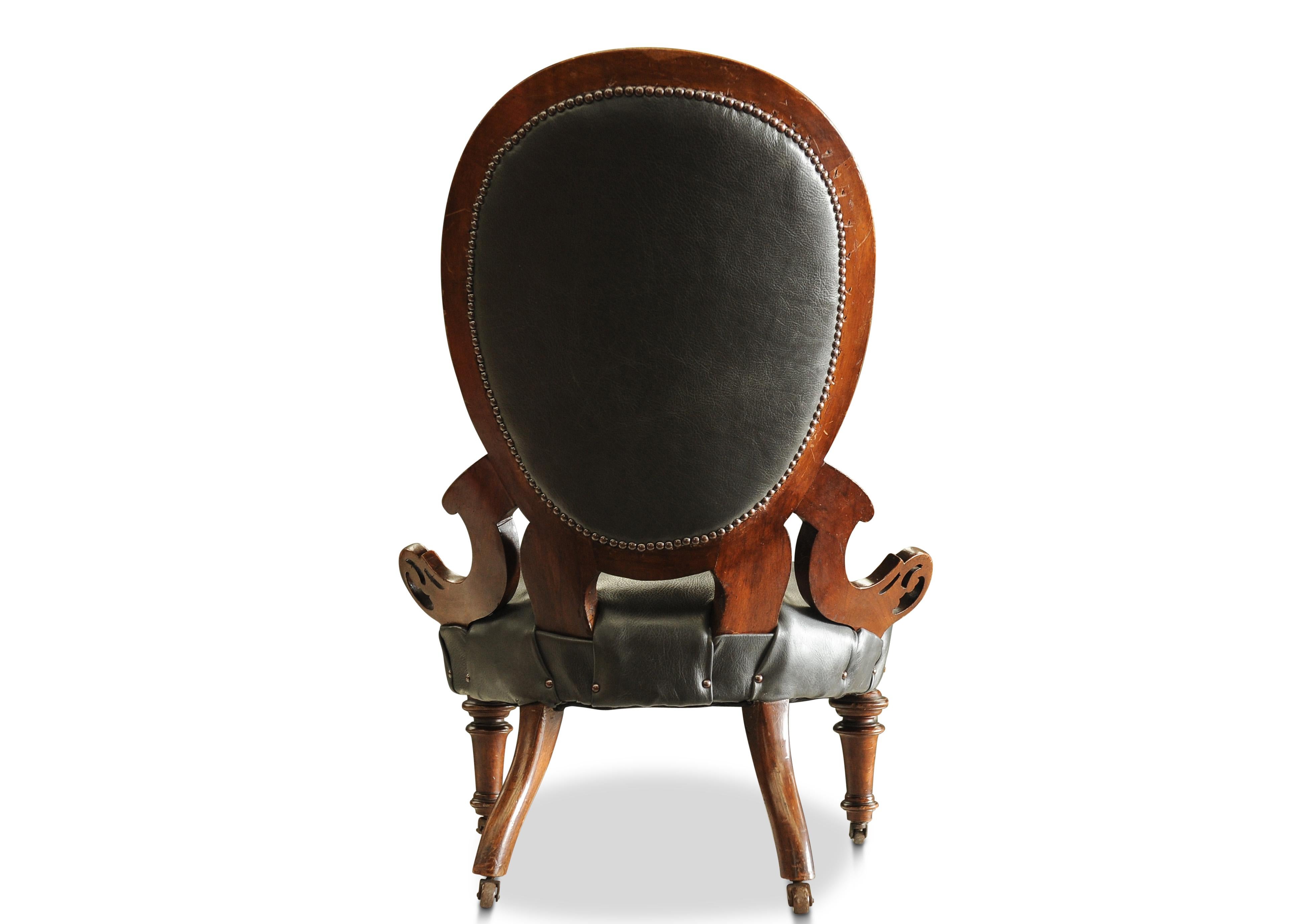Ancienne chaise de bibliothèque en cuir et noyer de style Régence anglaise avec motifs sculptés Bon état - En vente à Reading, Berkshire