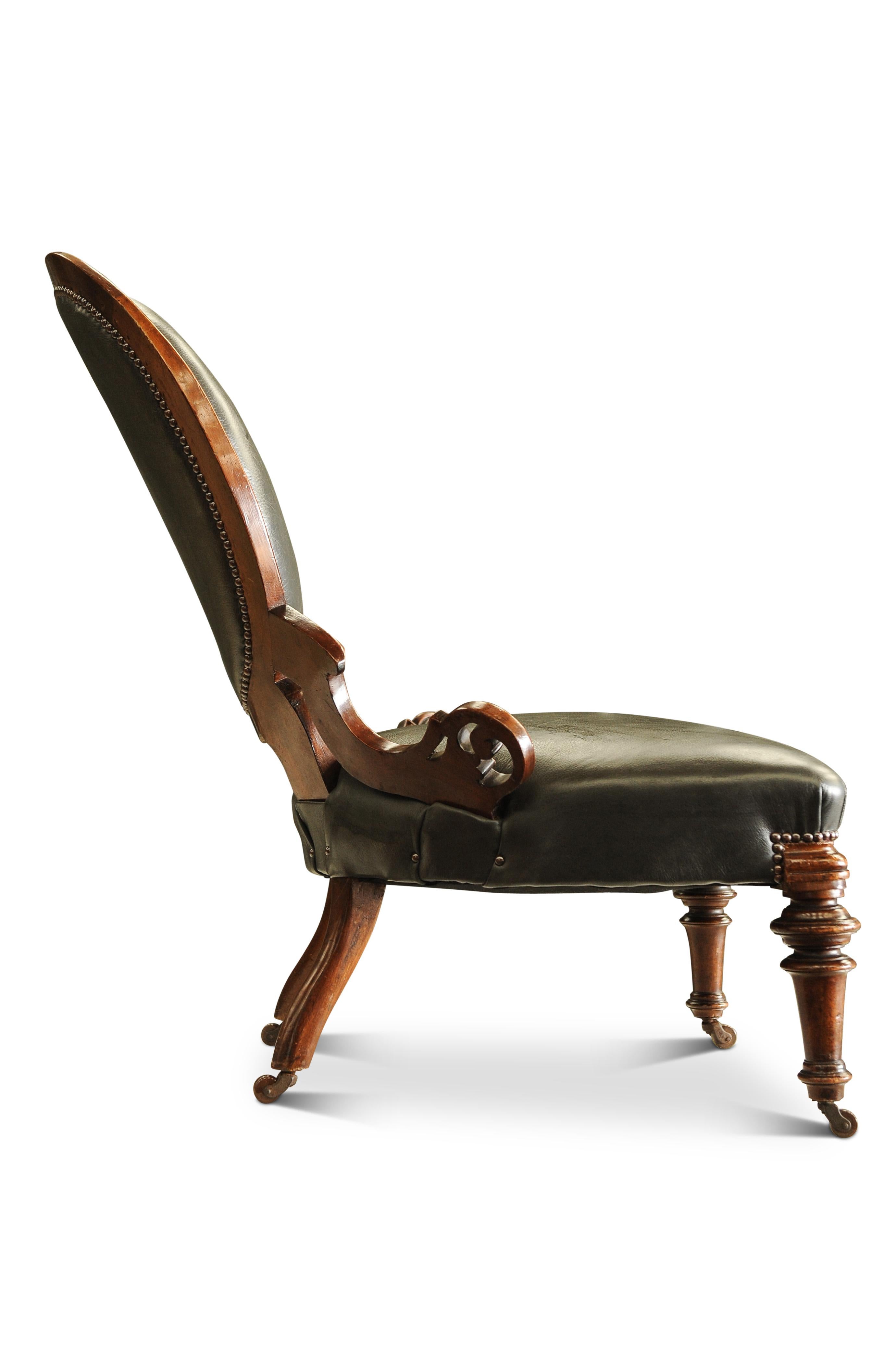 XIXe siècle Ancienne chaise de bibliothèque en cuir et noyer de style Régence anglaise avec motifs sculptés en vente