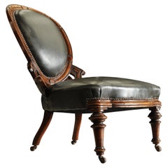 Ancienne chaise de bibliothèque en cuir et noyer de style Régence anglaise avec motifs sculptés