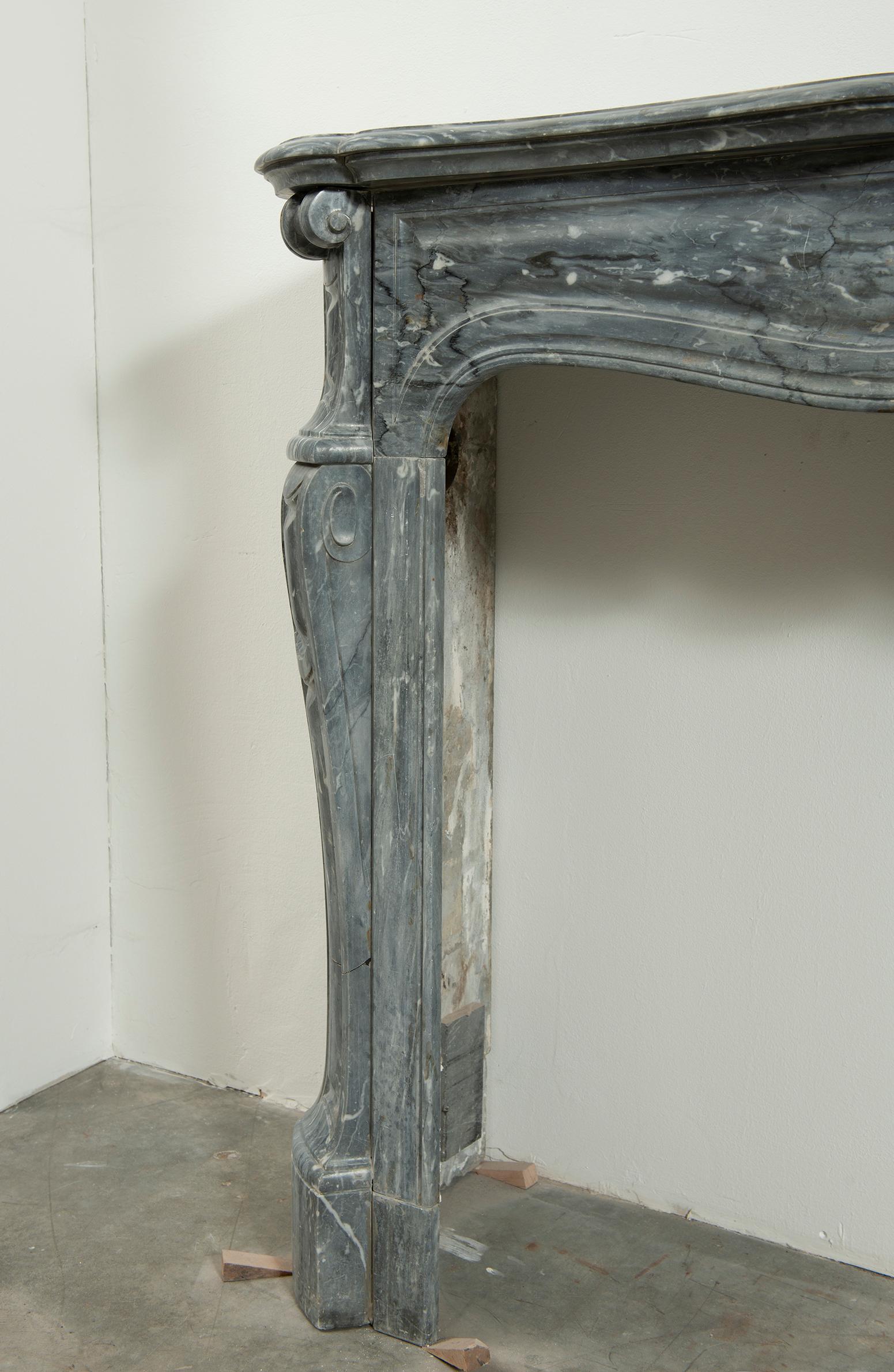 Antique Grey Marble Fireplace In Good Condition For Sale In Haarlem, Noord-Holland