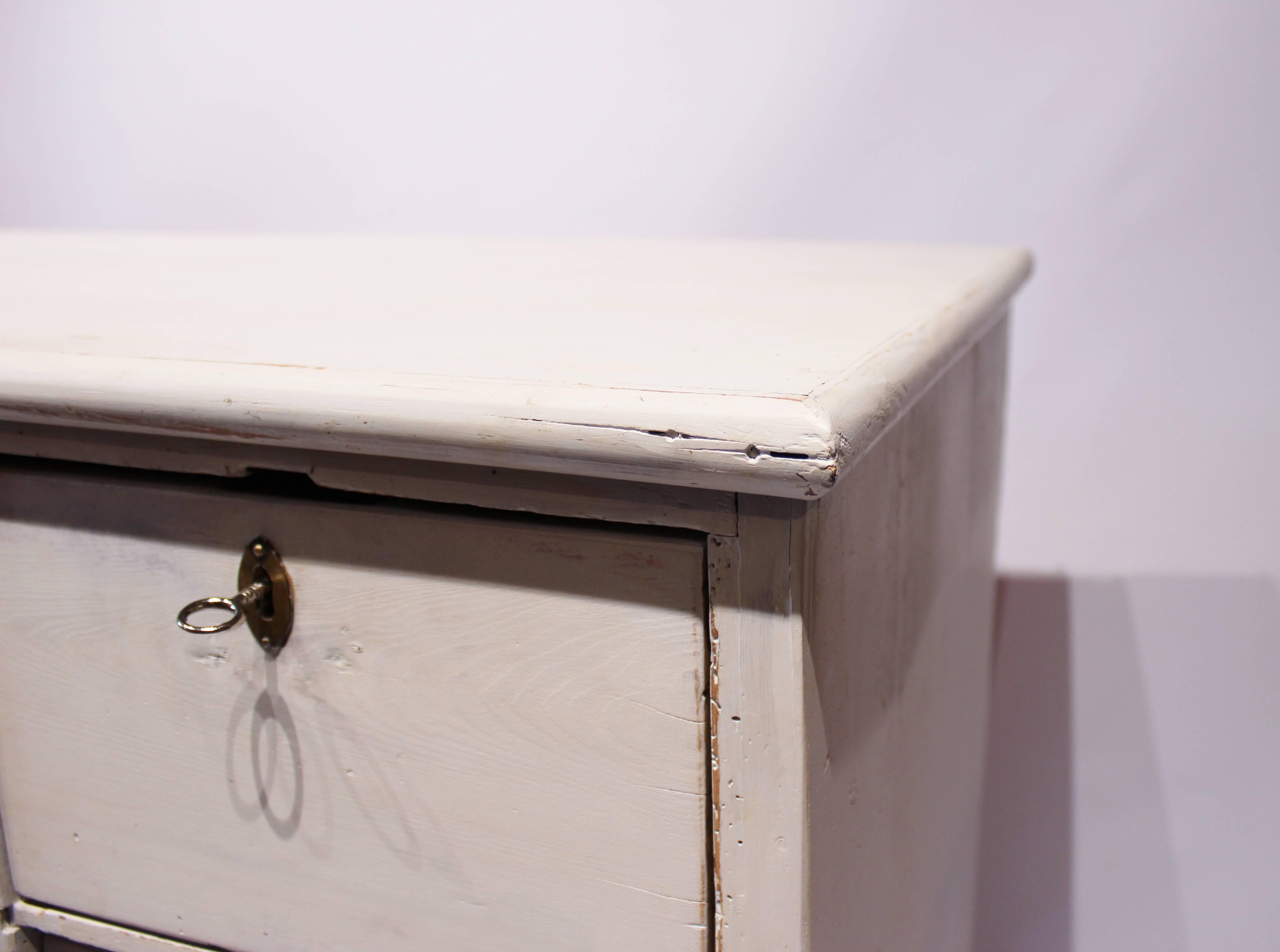 Antique Grey Painted Chest of Drawers in Gustavian Style, 1920s In Good Condition In Lejre, DK