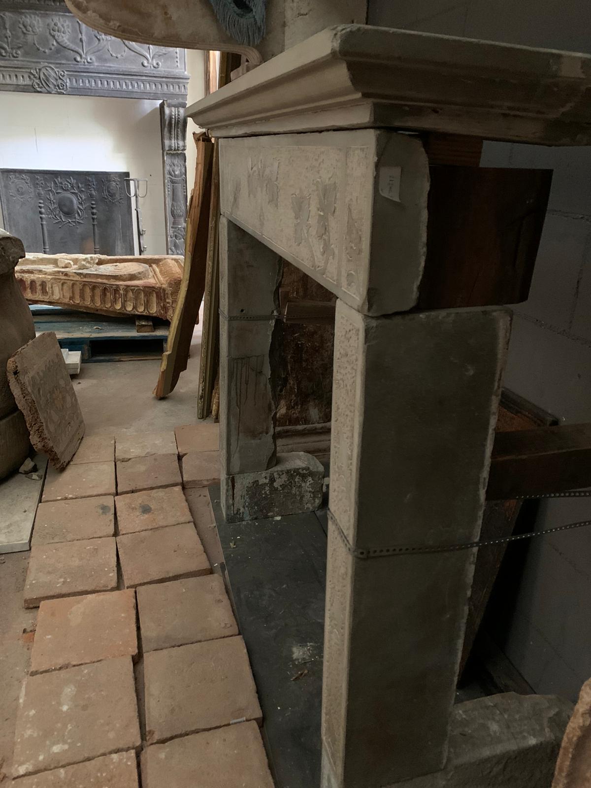 Antiguo manto de chimenea de piedra gris, tallado con hojas, finales del siglo XVIII Italia en venta 4
