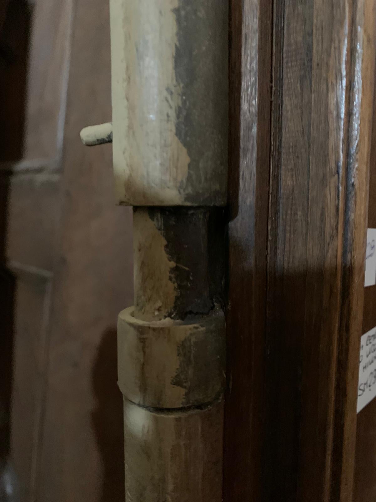 Antiguo manto de chimenea de piedra gris, tallado con hojas, finales del siglo XVIII Italia en venta 7