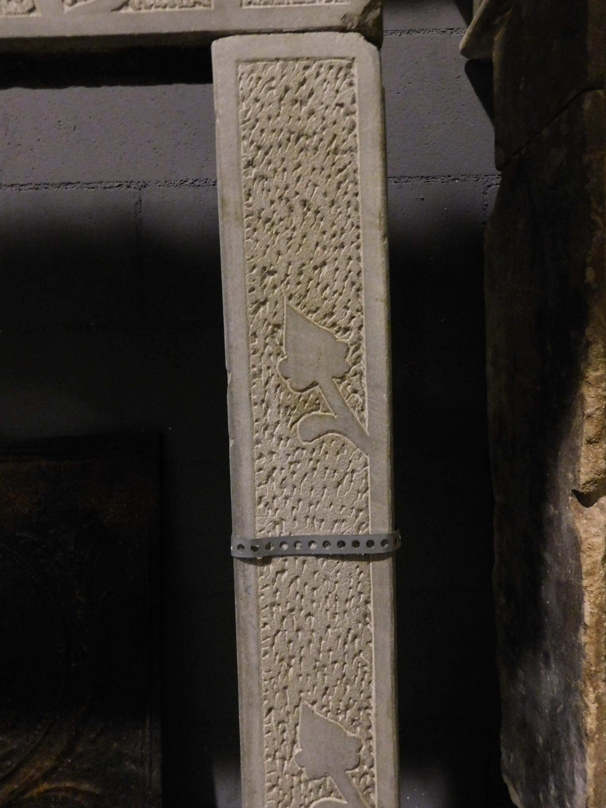 Antiguo manto de chimenea de piedra gris, tallado con hojas, finales del siglo XVIII Italia Piedra en venta