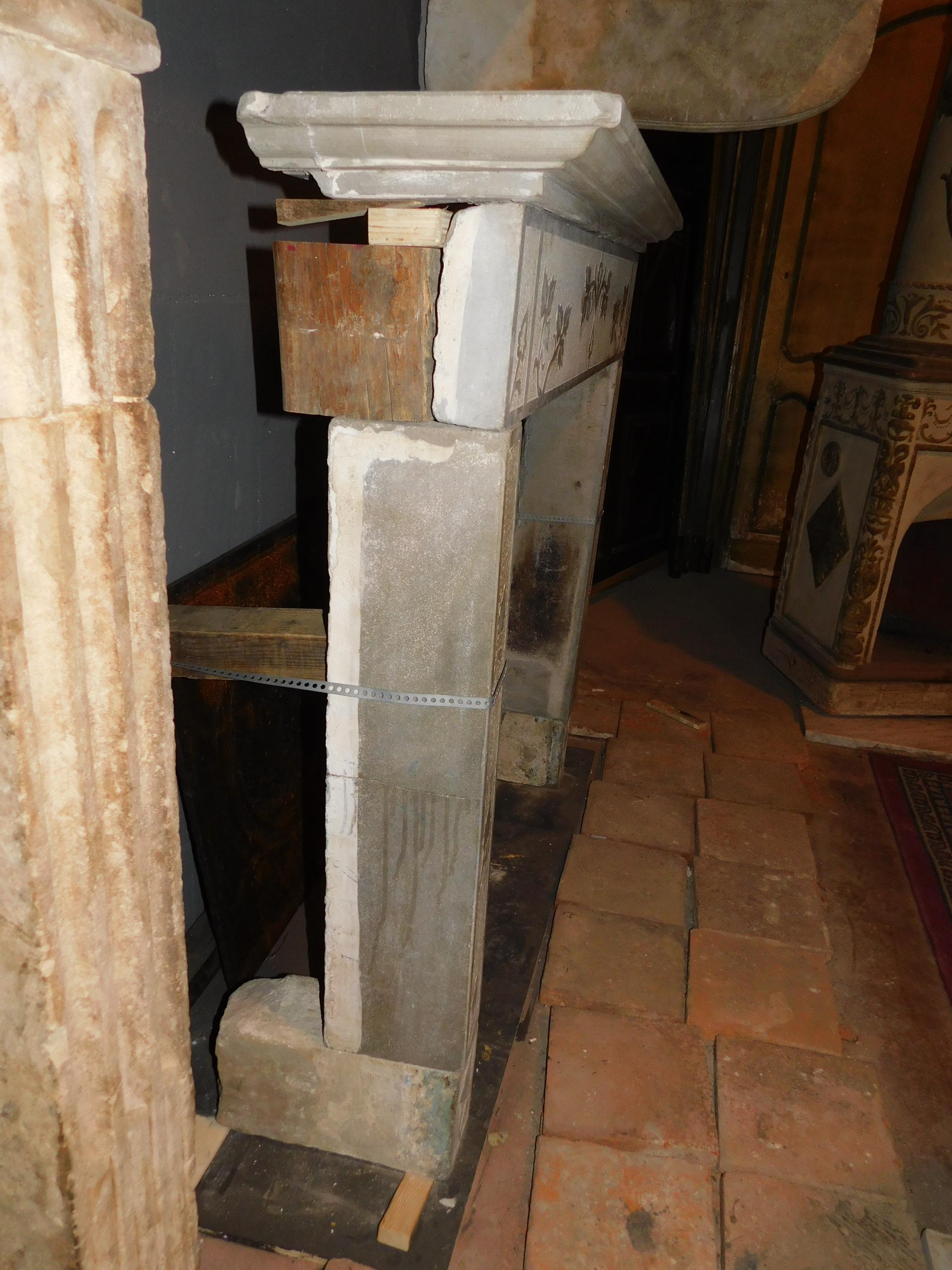Antiguo manto de chimenea de piedra gris, tallado con hojas, finales del siglo XVIII Italia en venta 1