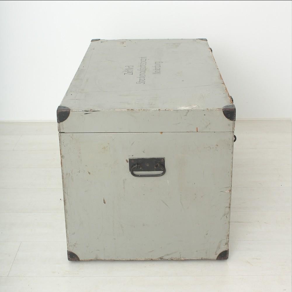 Antique Grey Wood Trunk In Good Condition In Freiburg, DE