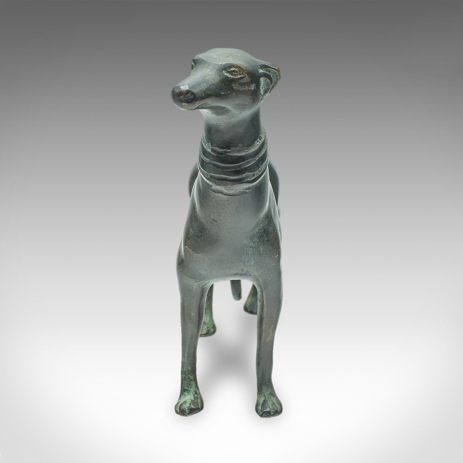 Dies ist eine antike Windhundfigur. Ein französischer Hunde-Briefbeschwerer aus Bronze aus der spätviktorianischen Zeit um 1880. Ein charmantes Dekorationsstück, ideal für den Schreibtisch, das Arbeitszimmer oder den Kaminsims.

Entzückende