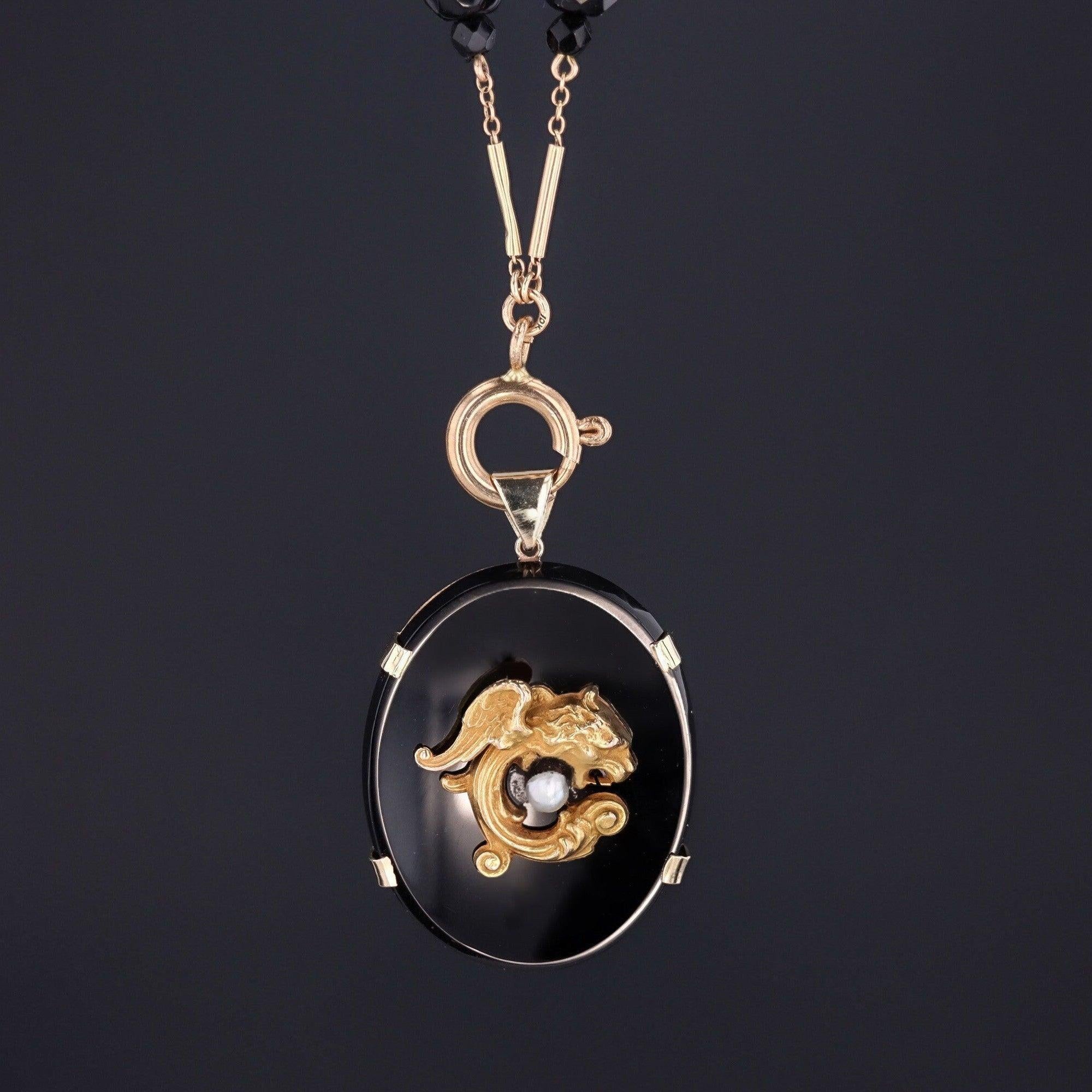 Le pendentif faisait à l'origine partie d'un bracelet antique en or 14k (vers 1890-1900) transformé avec l'ajout d'une attache en or 14k. Il représente un griffon avec une perle sur une pierre d'onyx noir.

La pièce mesure 1,3 pouce de haut en bas