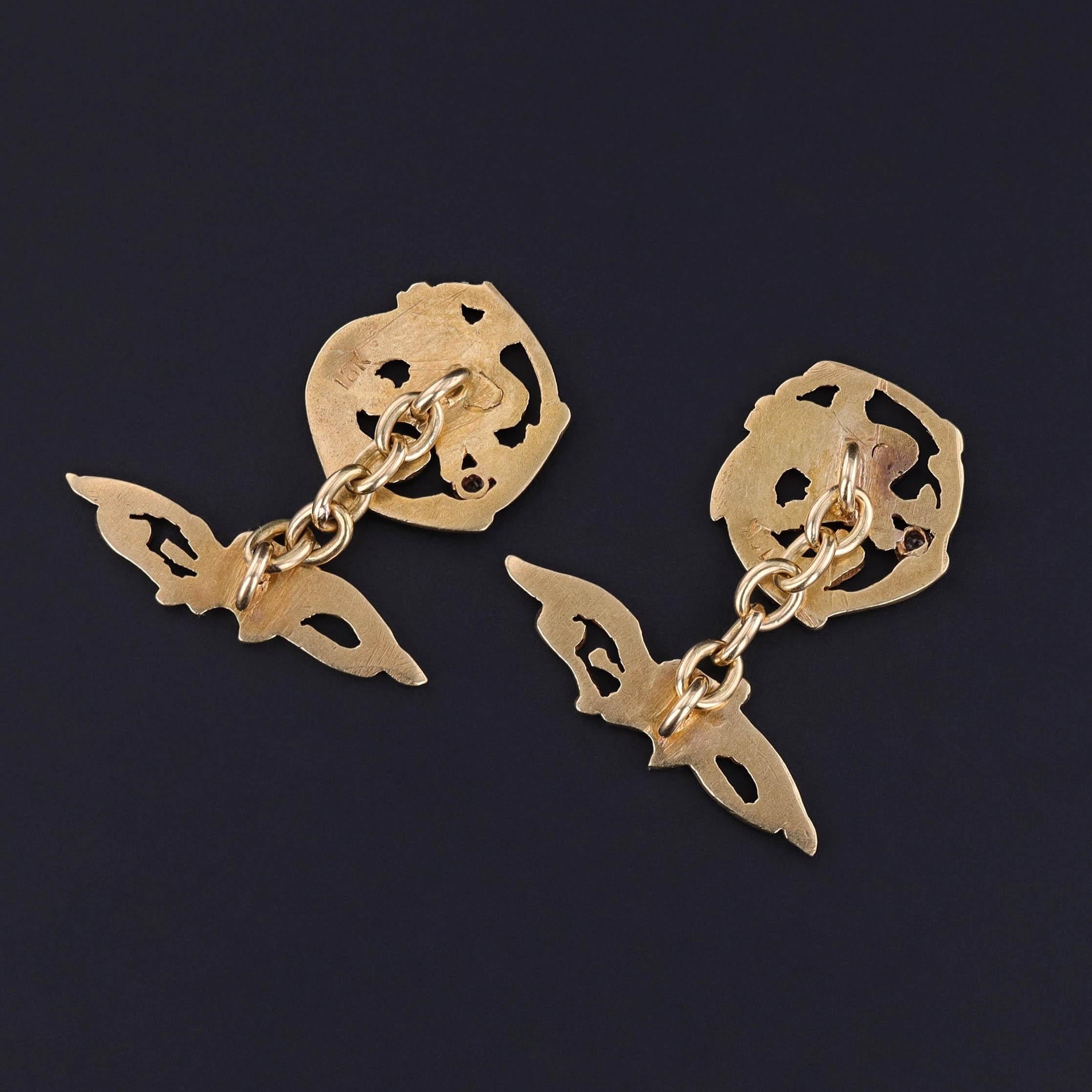 Une paire de boutons de manchette en or 18 carats, en forme de griffons avec des accents de diamants et datant de 1890.

Chaque bouton de manchette mesure 0,6 pouce de diamètre, avec une chaîne de 0,6 pouce et une barre de 1 pouce, pour un poids