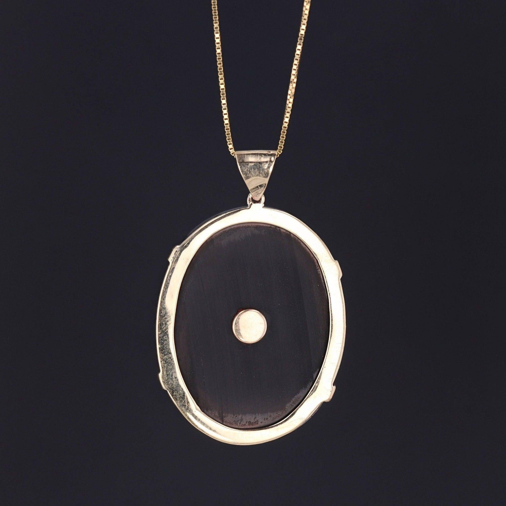 Vittoriano Collana di conversione in oro 14k con grifone antico e onice in vendita
