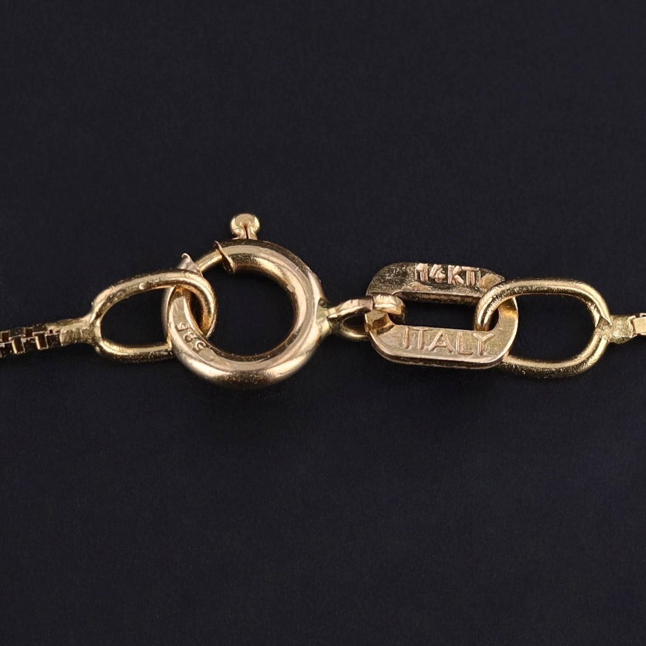 Taglio ovale Collana di conversione in oro 14k con grifone antico e onice in vendita