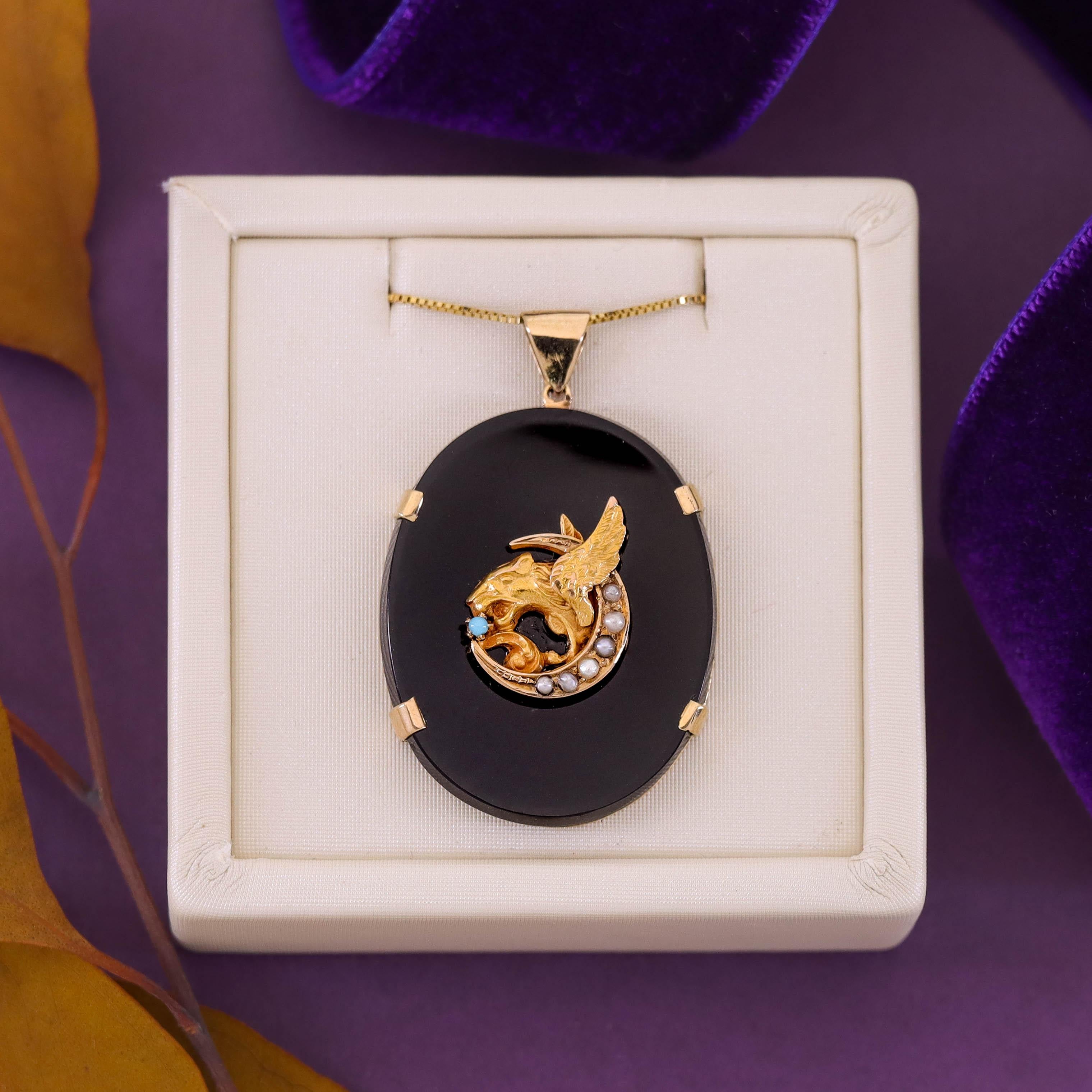 Antiguo Grifo sobre Ónix Collar de Conversión de Oro de 14k en venta 1